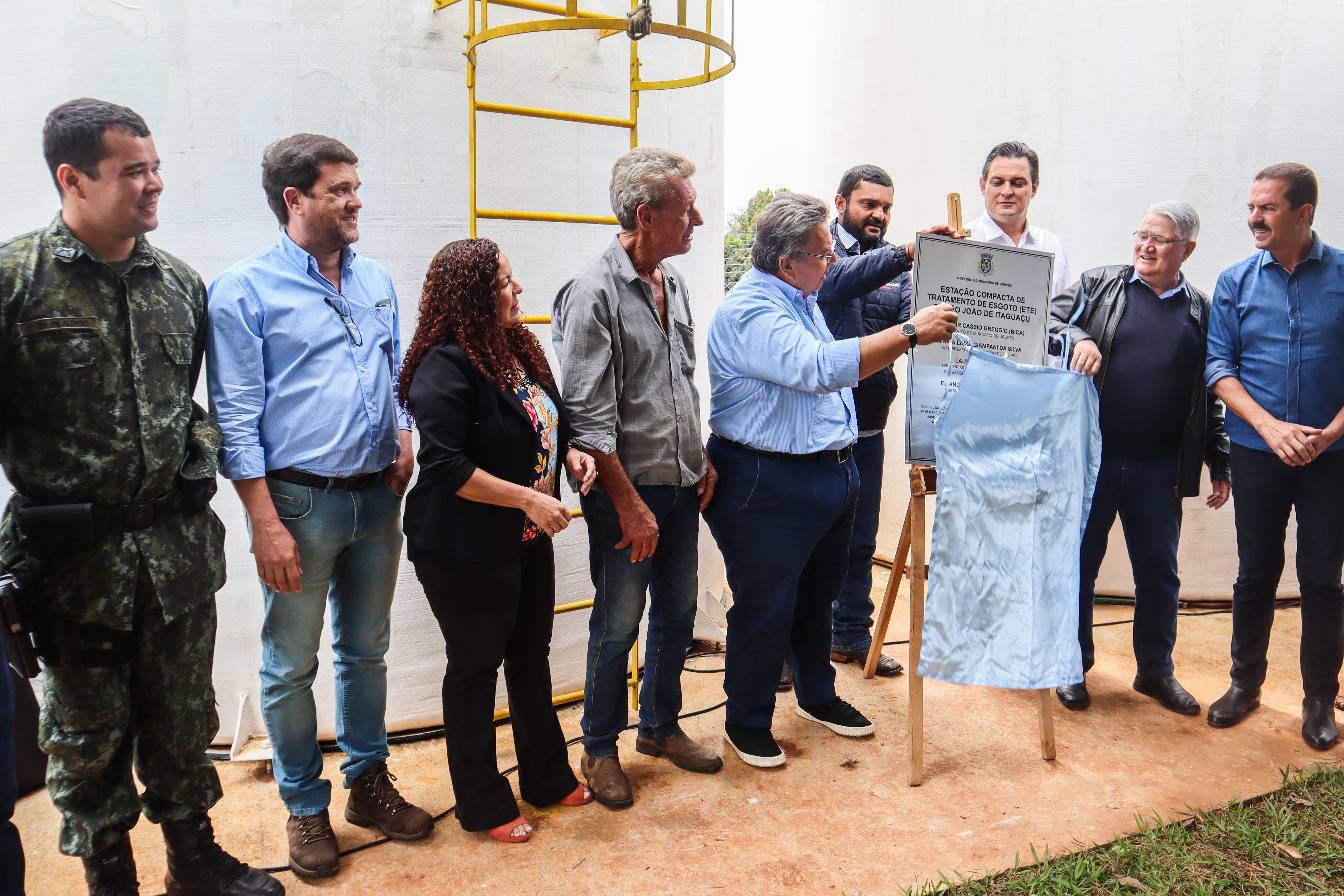 Prefeito Bica e o Presidente da Alesp, Deputado Carlão Pignatari, descerram placa de inauguração da ETE São João de Itaguaçu