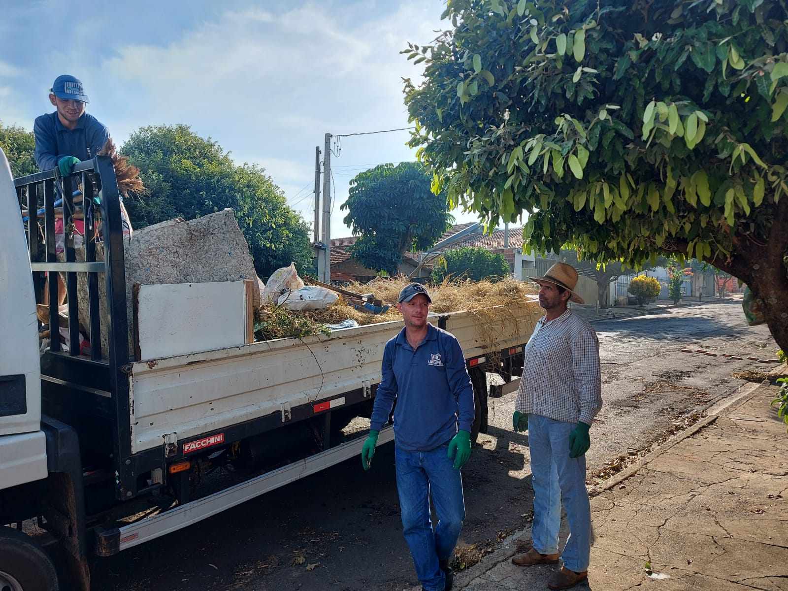 O caminhão para coleta de resíduos que acumulam água está passando nos bairros.foto..Divulgação