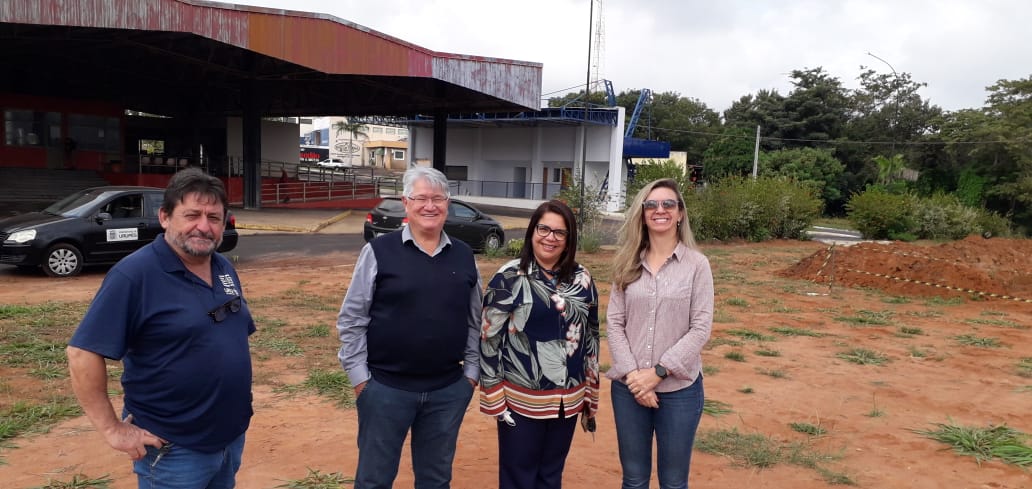  Prefeito Bica,  Secretária de Saúde, Cristina Carmargo,  Secretário de obras Claudinê Brás Fernandes e Liliane Palma, engenheira da CDHU.foto..Divulgação