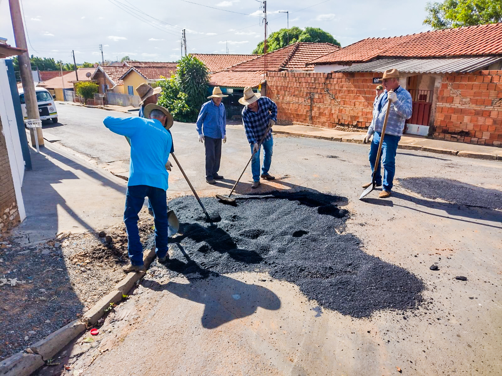 Funcionários da prefeitura conduzem ação para recuperação do asfalto danificado. Foto: Thomas Volpato Moutropoulos / Prefeitura Municipal de Urupês
