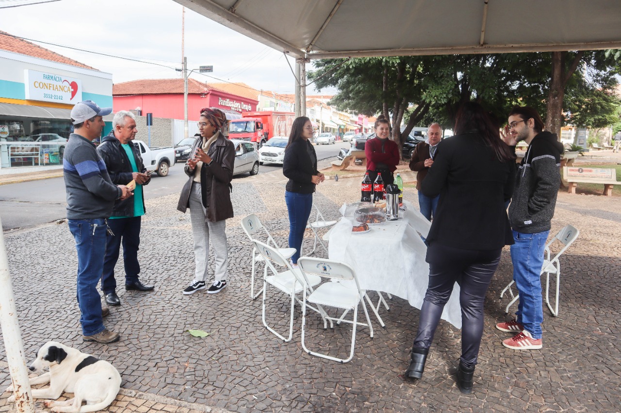 Abordagem de pessoas na praça central foi uma das ações programadas durante a semana. Foto: Henrique Alonso Camilo / Prefeitura Municipal de Urupês.