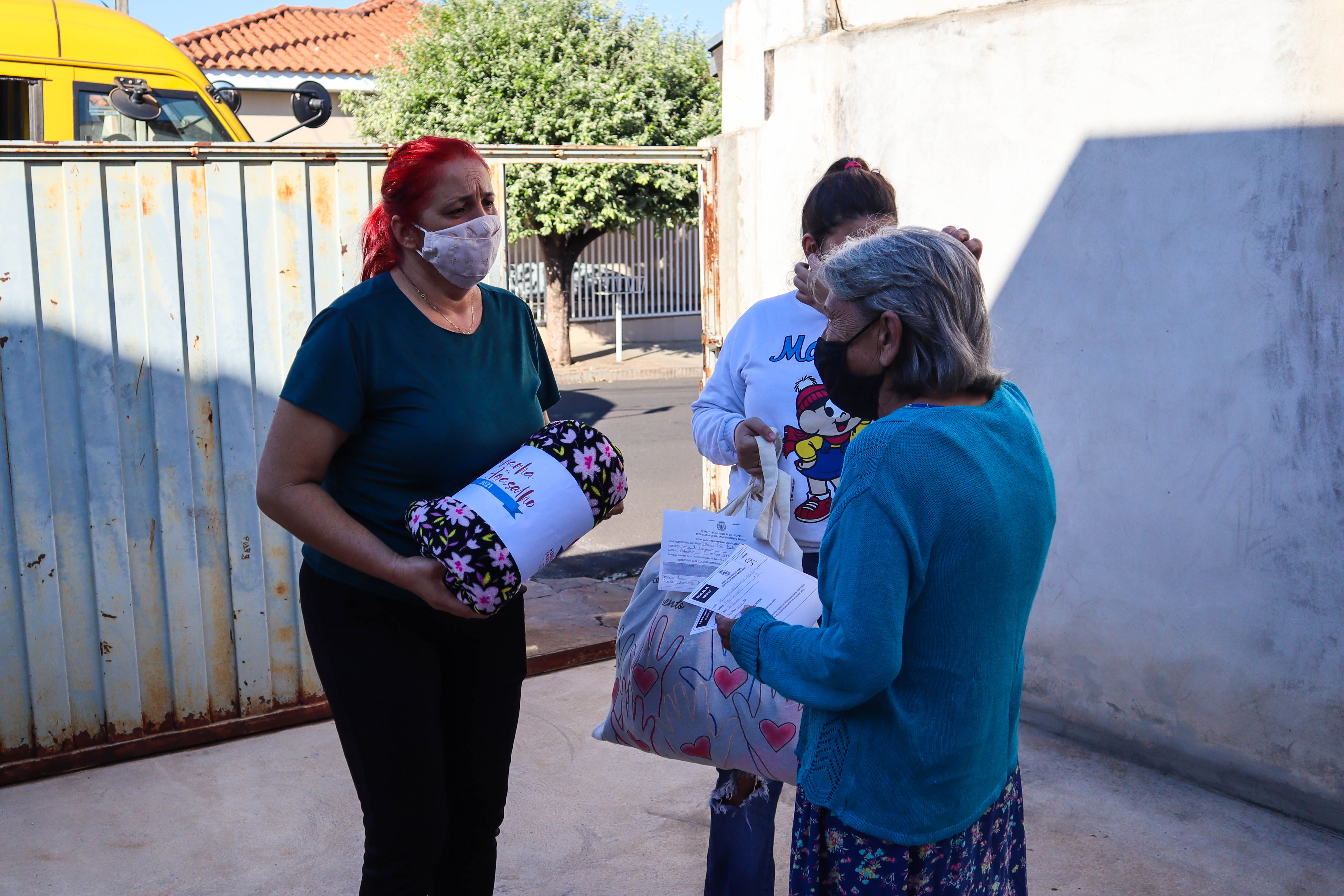 Entrega das doações arrecadadas. Foto: Carina Costa / Prefeitura de Urupês