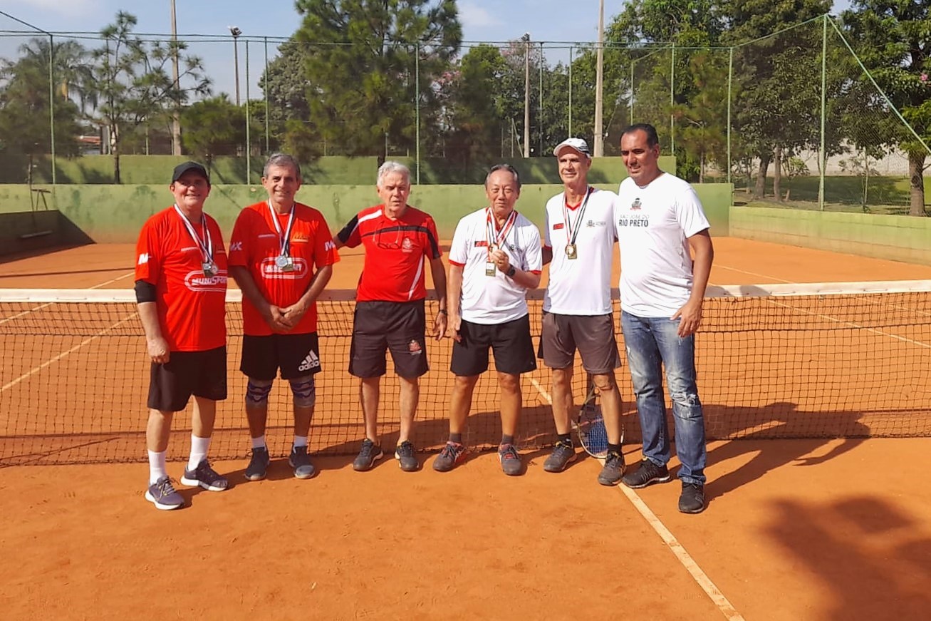 Equipe urupeense de vôlei que ficou em segundo lugar na modalidade tênis. Foto: divulgação.