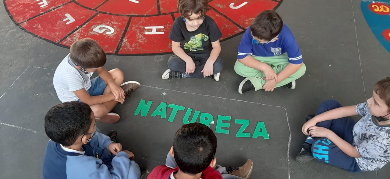 Dinâmica ensina às crianças, as letras que formam a palavra NATUREZA.foto..divulgação