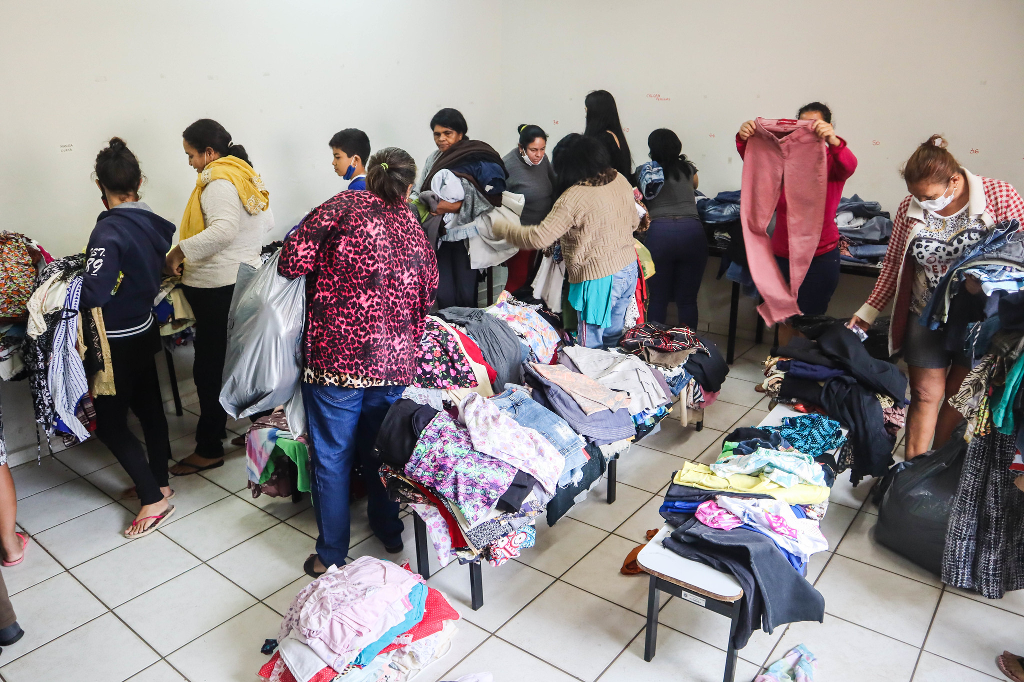 Cada um escolhe a peça de que mais precisa.foto..Henrique Alonso Camilo