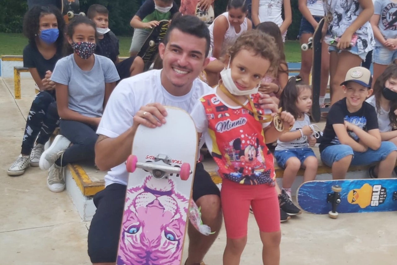 Clarinha tem apenas 4 anos e já desponta como promessa do skate local.foto..divulgação