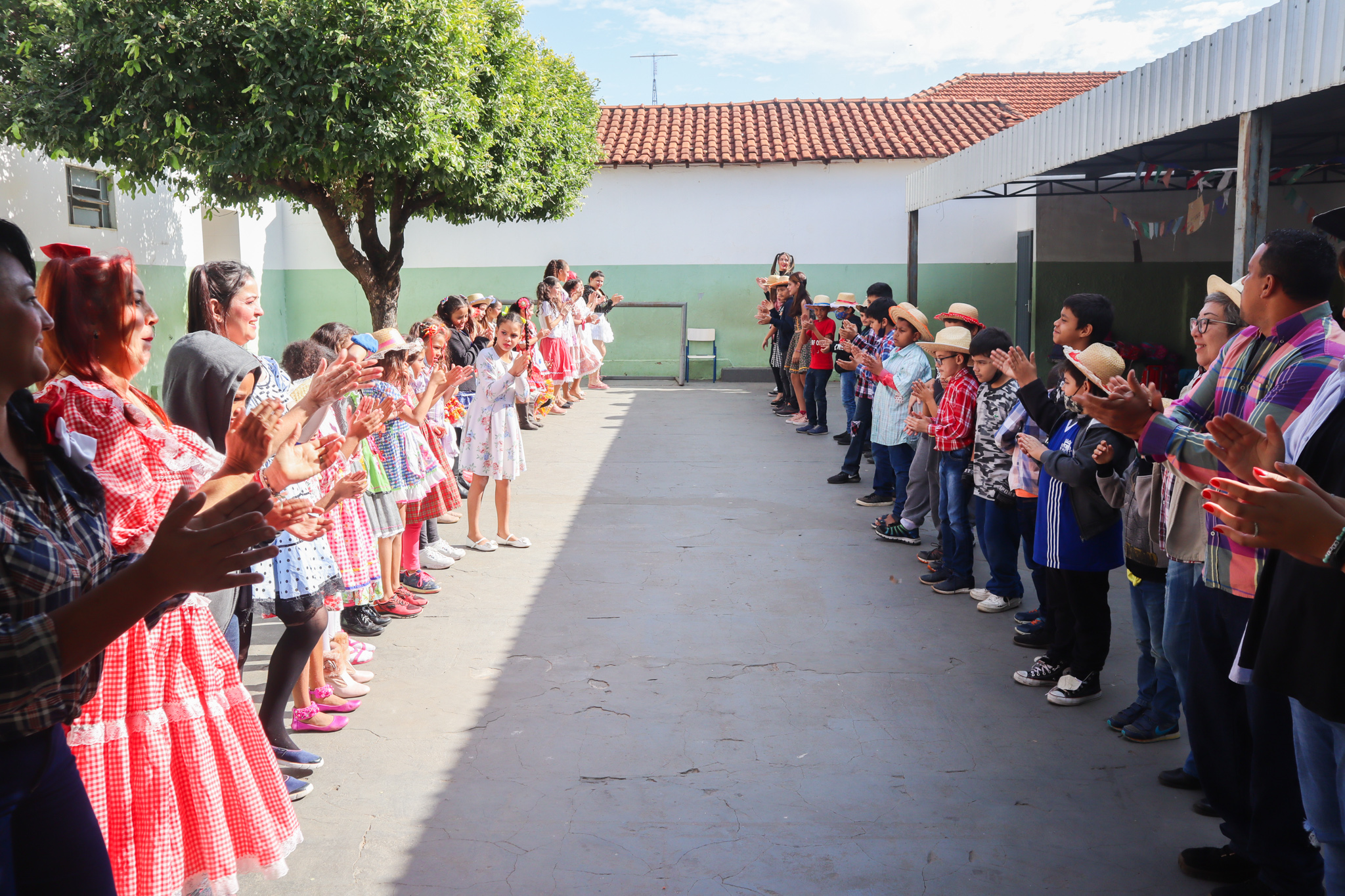Mais de 200 crianças participaram da Festa Junina.foto..Thomas Moutropoulos