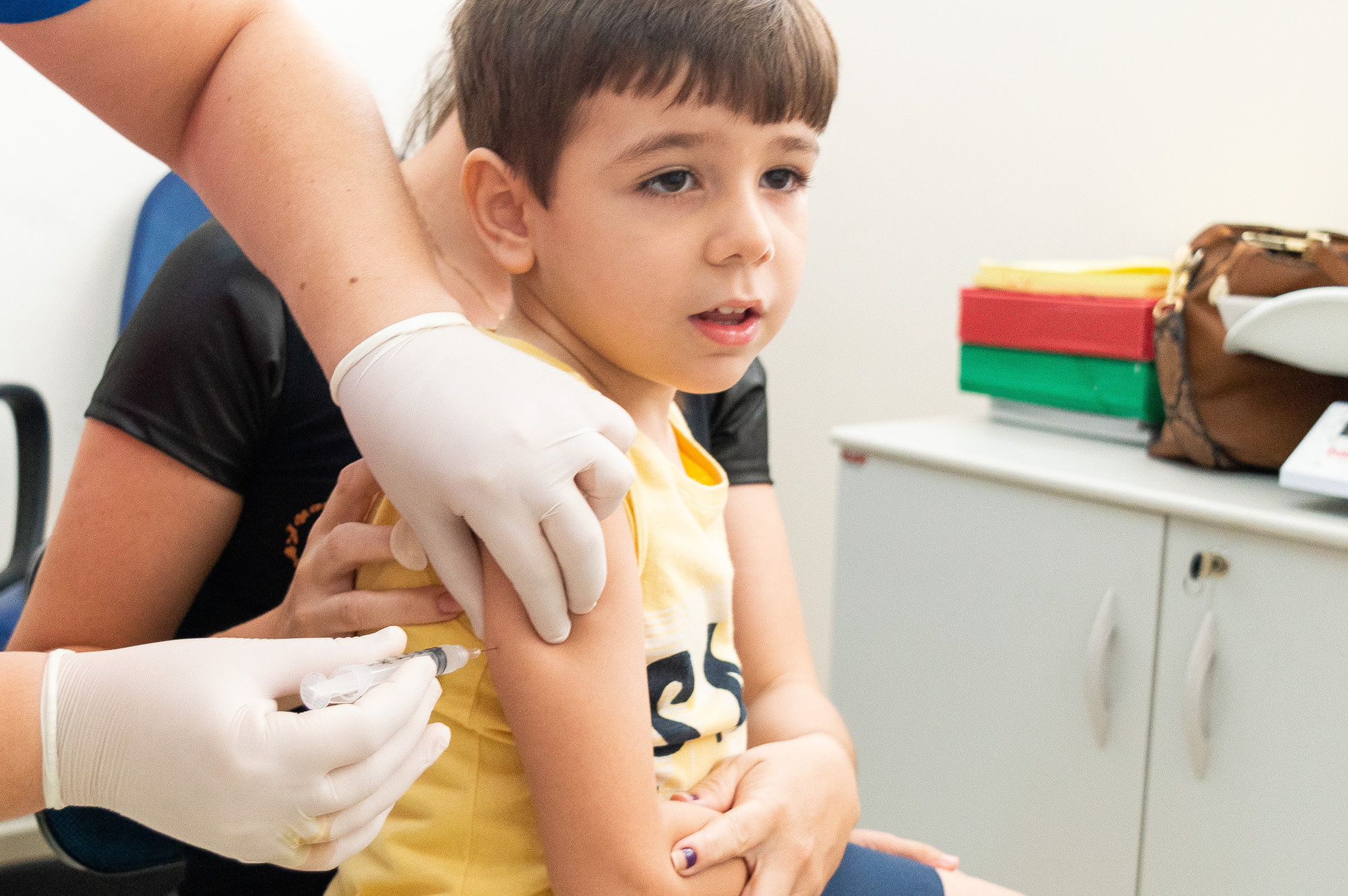 Criança é vacinada em Urupês. Foto: Thomas Volpato Moutropoulos / Prefeitura Municipal de Urupês.