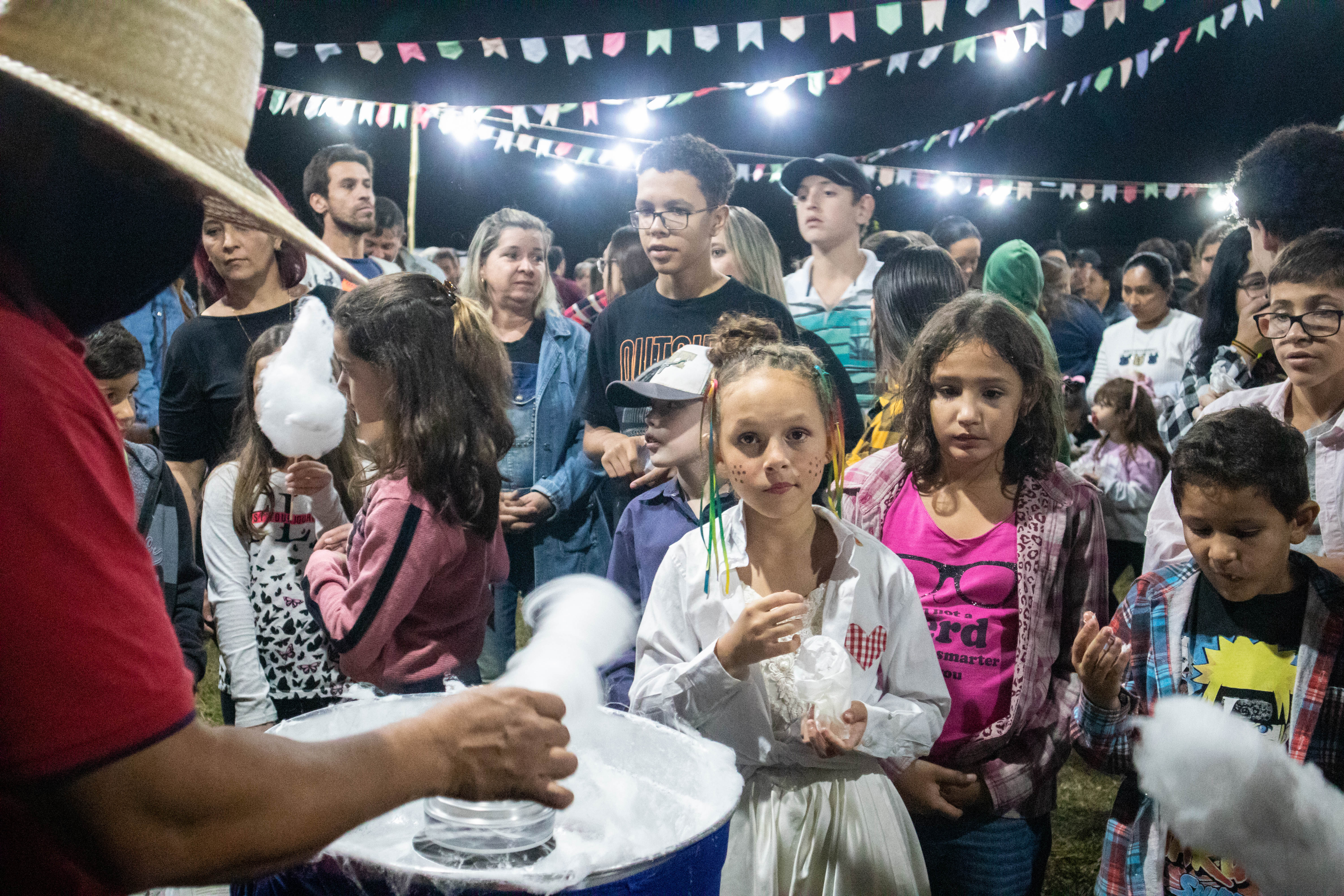 Algodão doce faz a farra da criançada.foto..Bebete Tadei