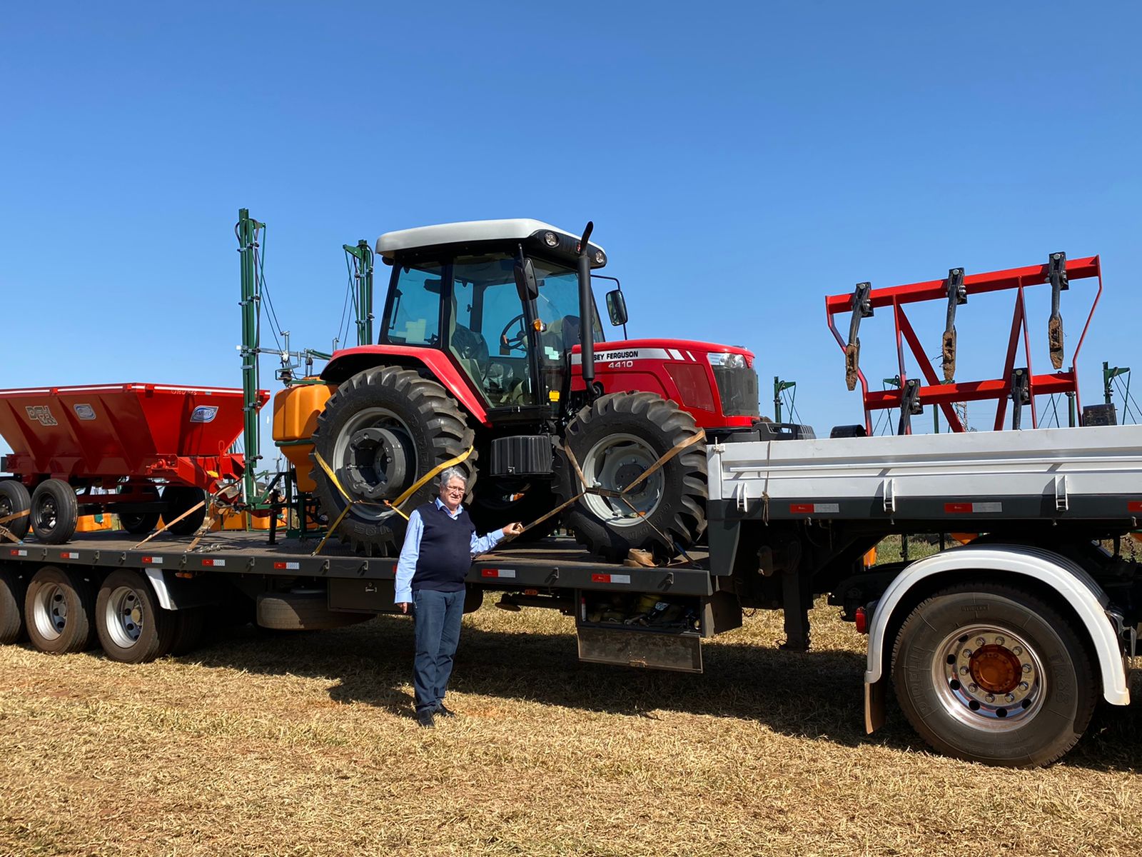 Prefeito Bica foi buscar os equipamentos doados pelo Patrulha Agrícola.foto..divulgação