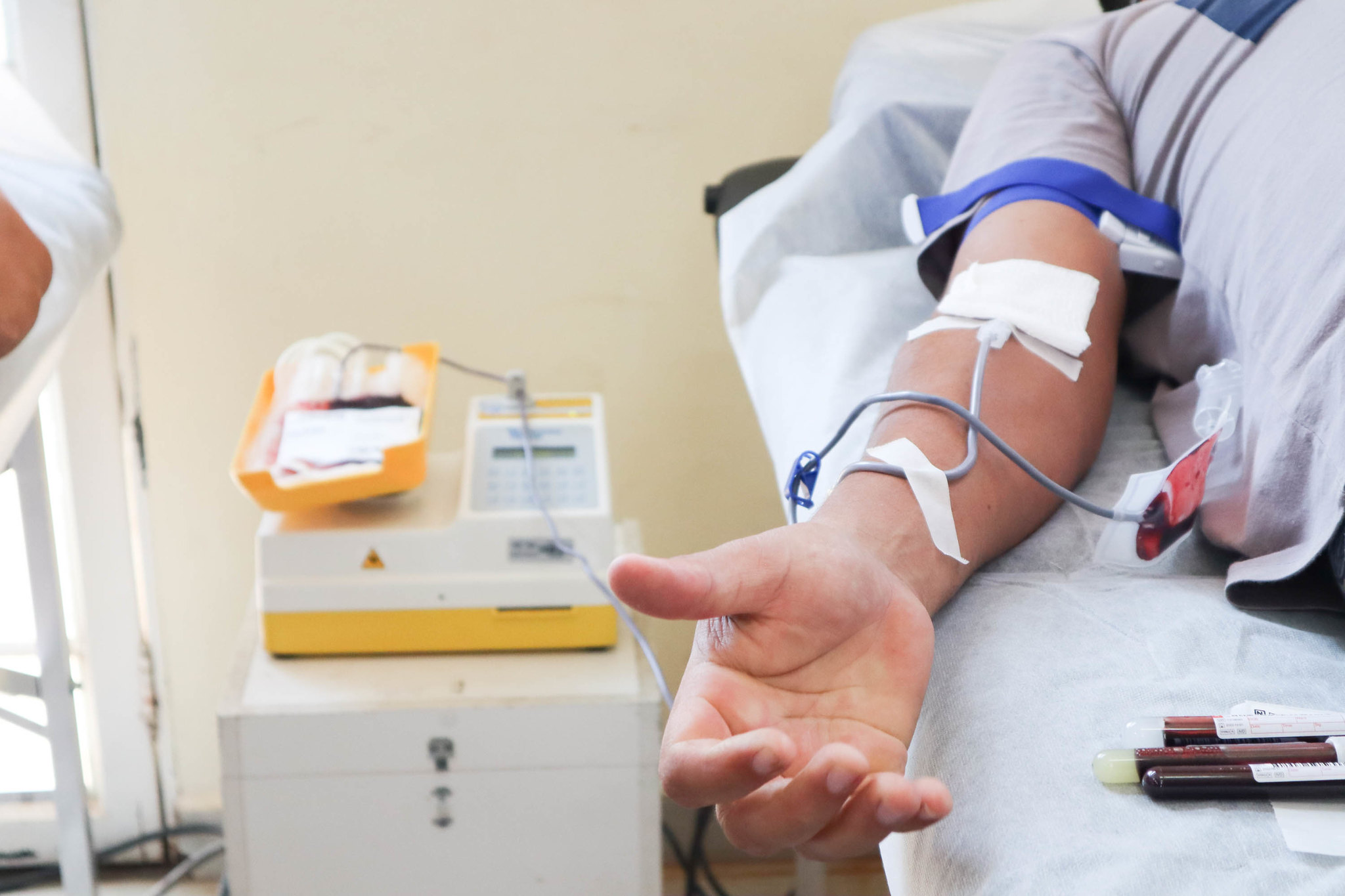 Homem doa sangue em uma das diversas campanhas realizadas em Urupês. Foto: Luís Fernando da Silva / Prefeitura Municipal de Urupês.