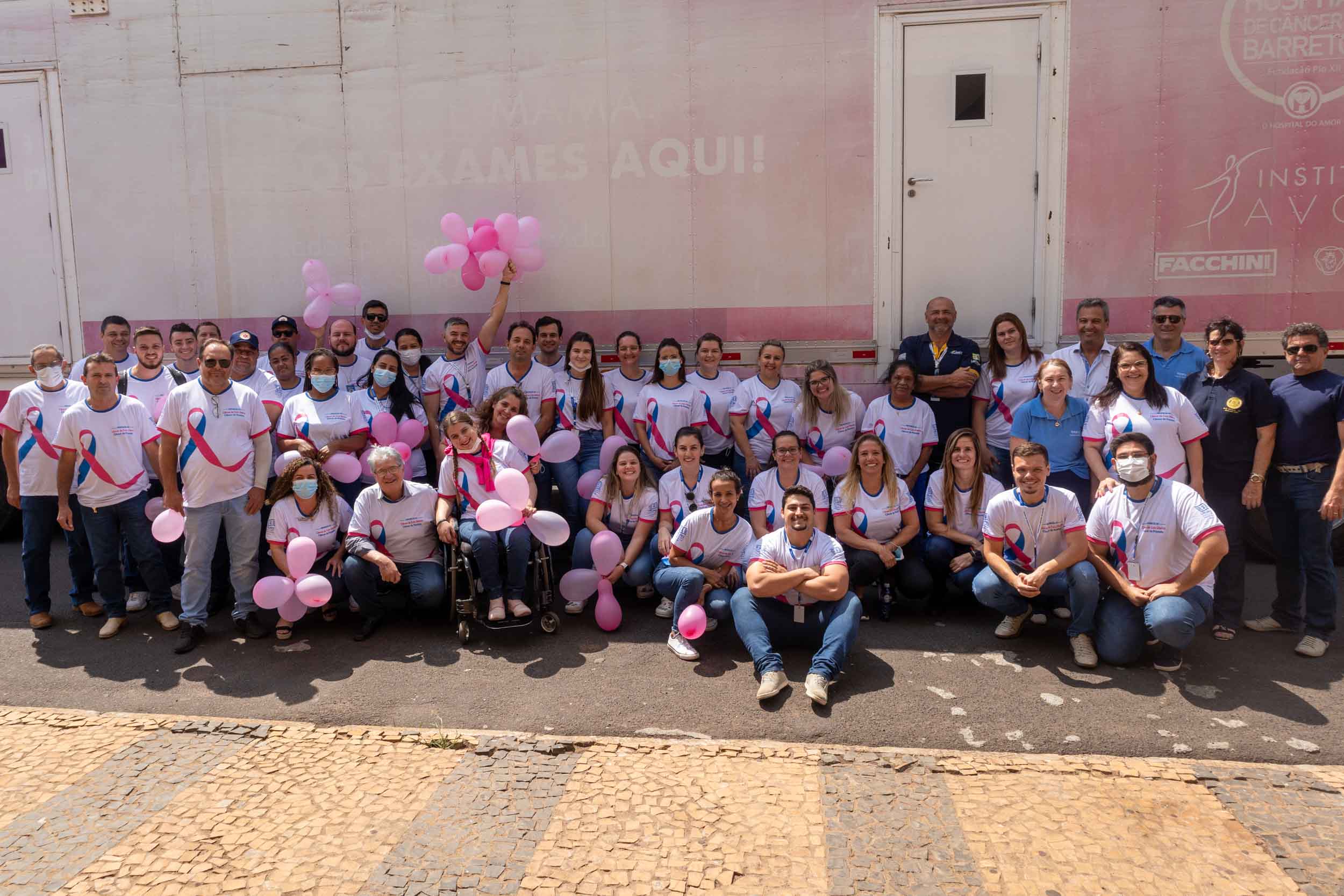 Equipe do Departamento de Saúde na chegada da unidade móvel. Foto: Luís Fernando da Silva / Prefeitura de Urupês.