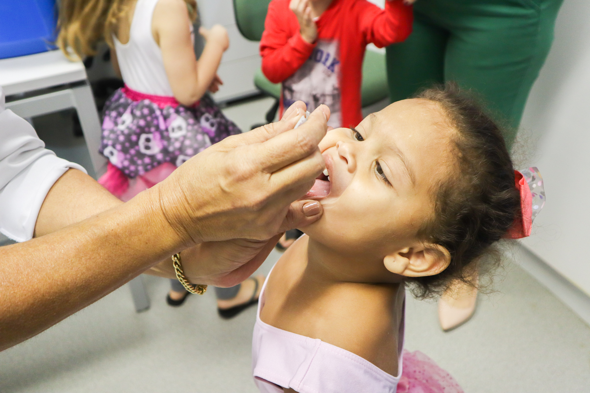 Criança é vacinada contra paralisia infantil em Urupês. Foto: Thomas Volpato Moutropoulos / Prefeitura Municipal de Urupês.