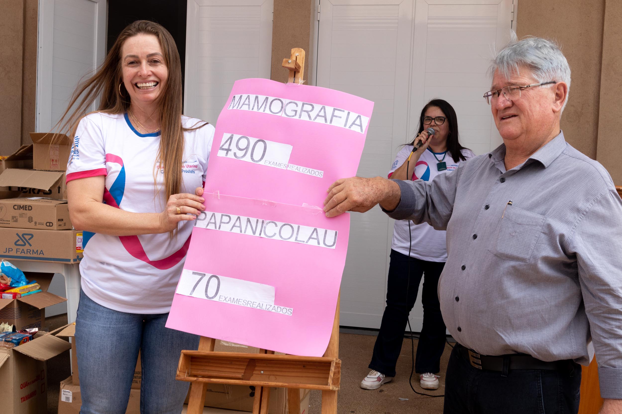 Vereadora Eliandra Mazalli e prefeito Bica revelam quantidade de exames realizados no município durante evento de encerramento das atividades da unidade móvel. Foto: Thomás Volpato Moutropoulos / Prefeitura Municipal de Urupês.