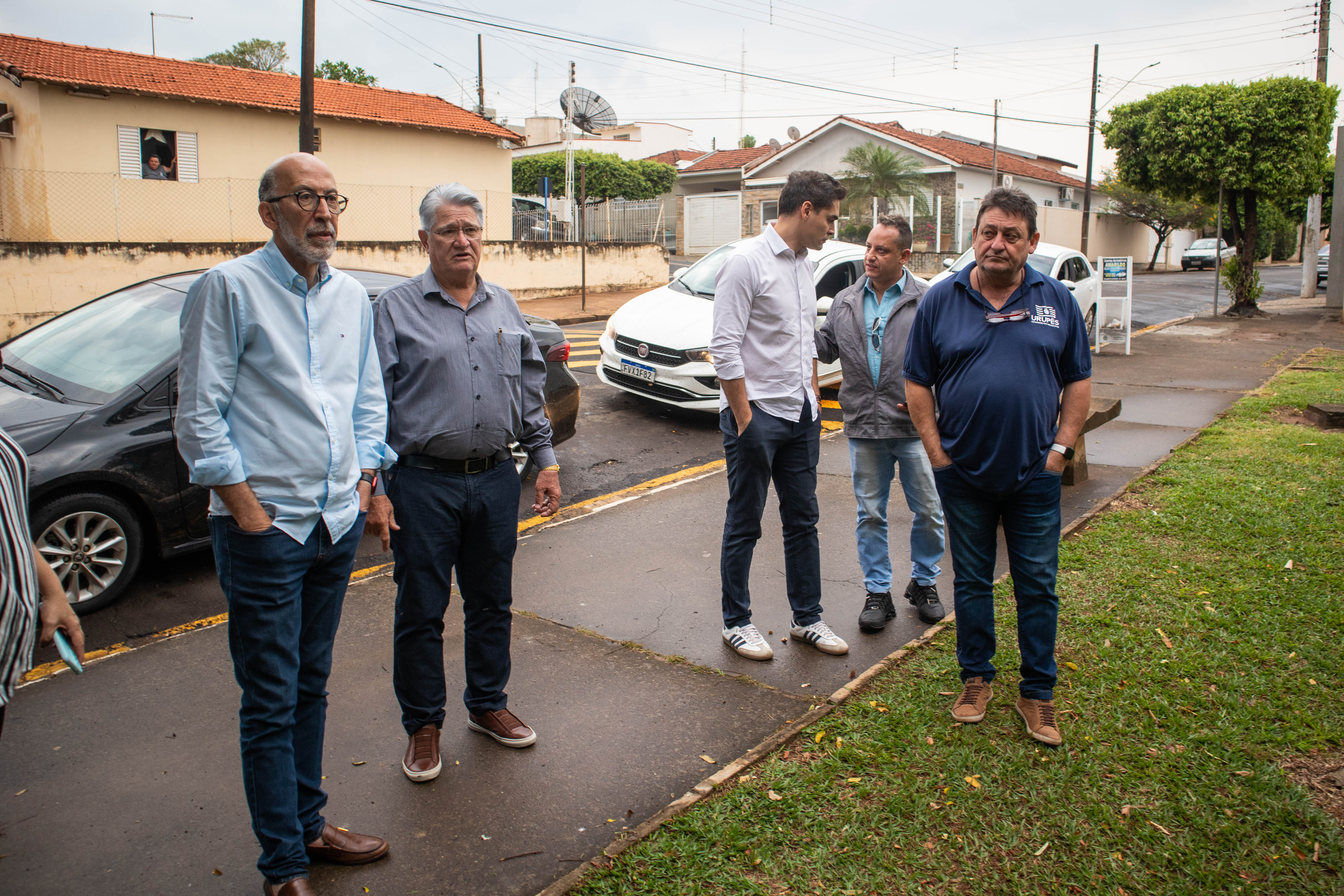 Secretário de Estado Rubens Cury e Prefeito Bica (à esquerda) visitam obra público junto ao diretor de Obras, Claudinê Fernandes. Foto: Luís Fernando da Silva / Prefeitura de Urupês.