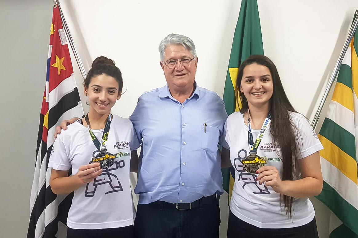 Maria Rosa (esquerda) e Saniely (direita) são recebidas pelo prefeito na Prefeitura. Foto: Carina Costa / Prefeitura de Urupês.