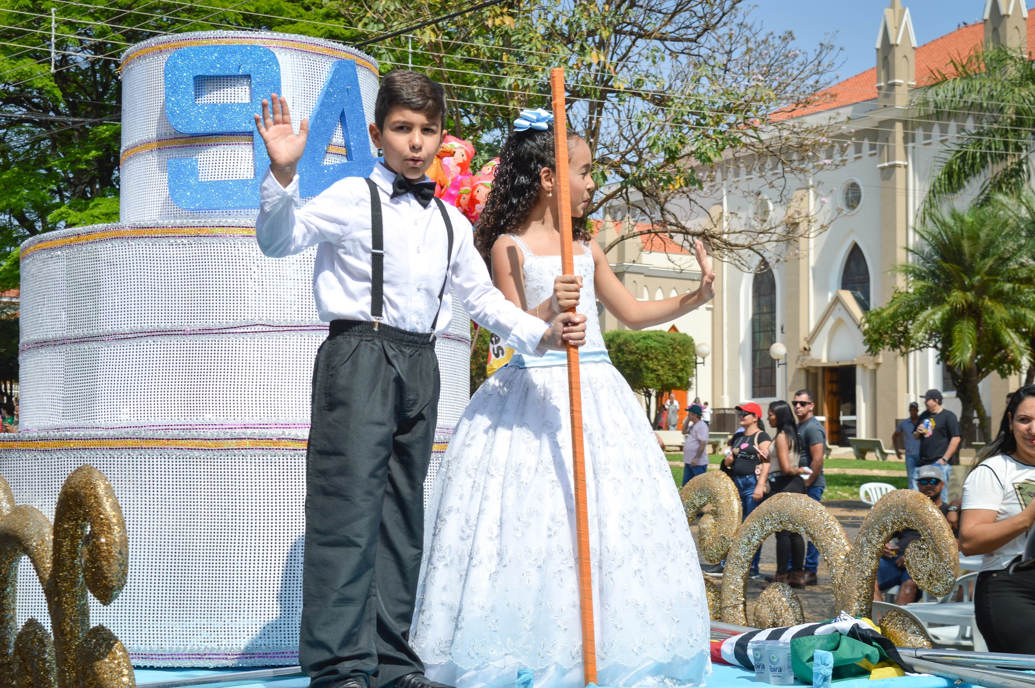 Desfile Cívico em Comemoração aos 94 anos do Município de Urupês. Foto: Thomas Moutropoulos