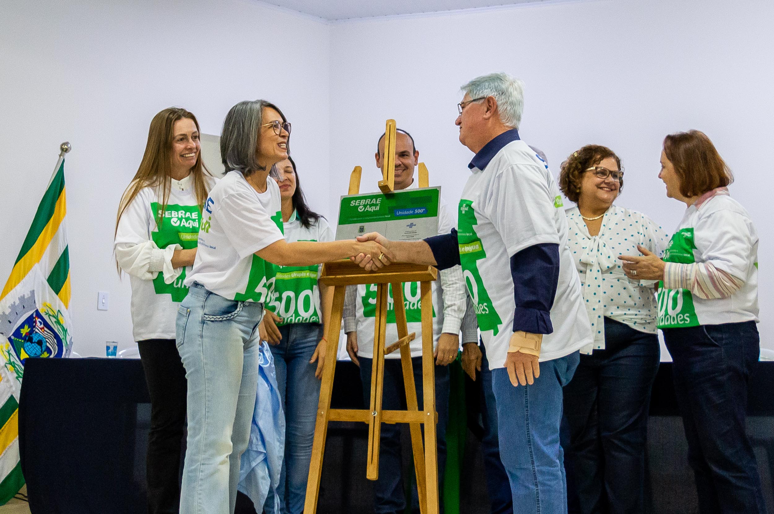 Prefeito Bica realiza o descerramento da placa inaugural do Sebrae Aqui. Foto: Carina Costa / Prefeitura de Urupês