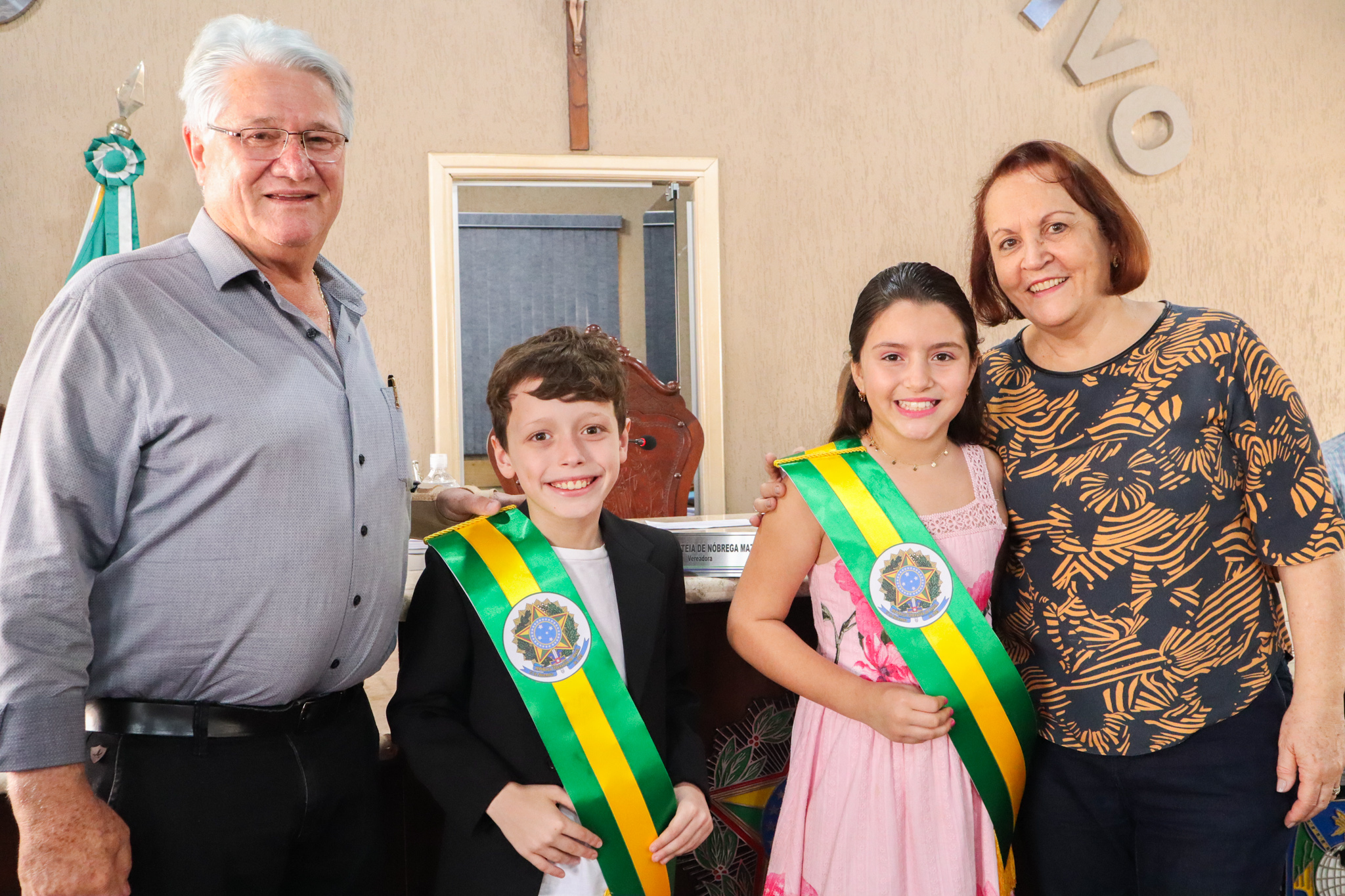 Alunos eleitos com prefeito e vice-prefeita. Foto: Thomas Volpato Moutropoulos / Prefeitura Municipal de Urupês.