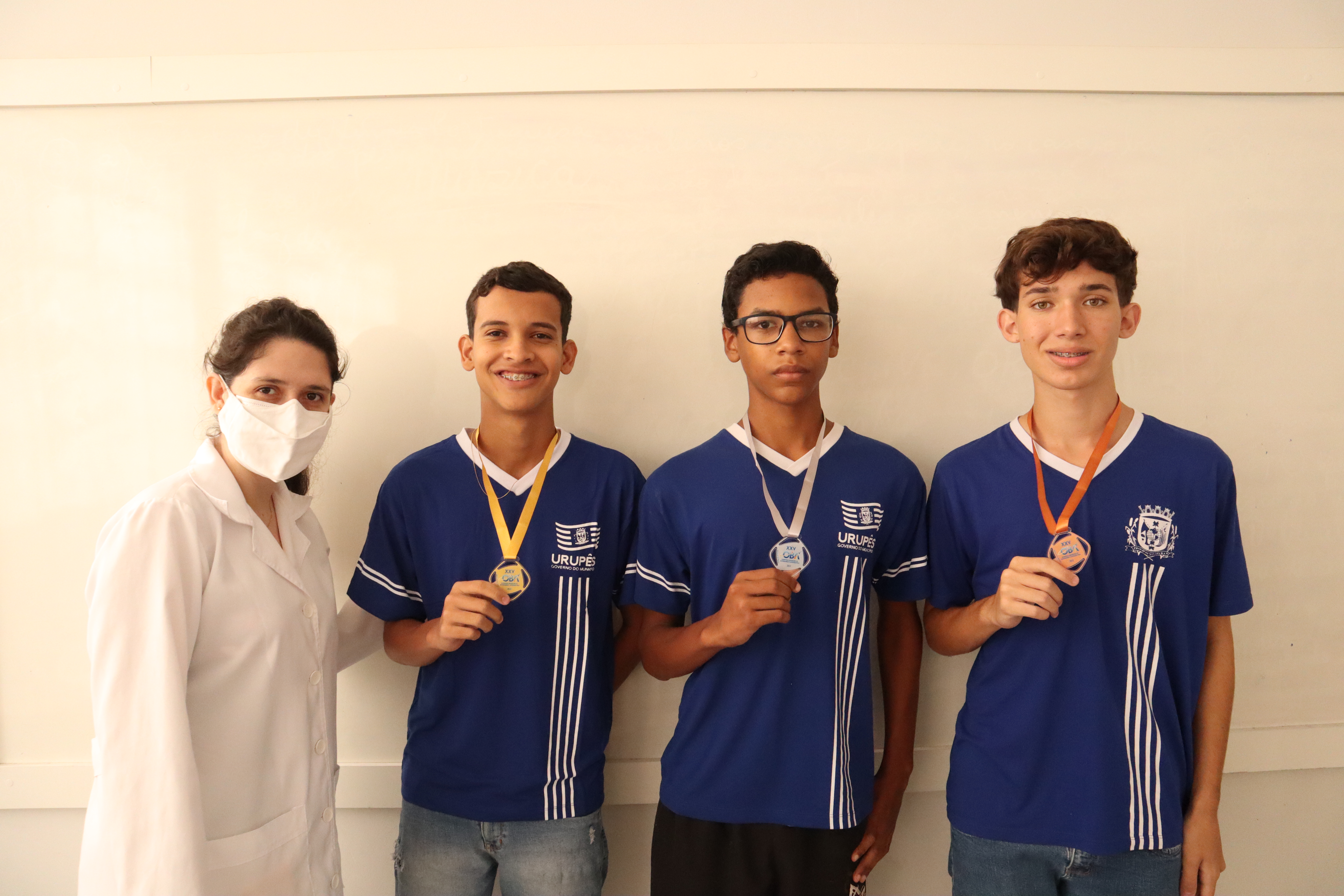 Professora Priscila Barata com os alunos medalhistas da OBA  - Pedro Henrique Gabriel- 9° ano C - Ouro, Jeferson Adriano Silva Flores – 9° Ano A - Prata e Pedro Henrique Braga Artiolli do 9° ano C- Bronze.