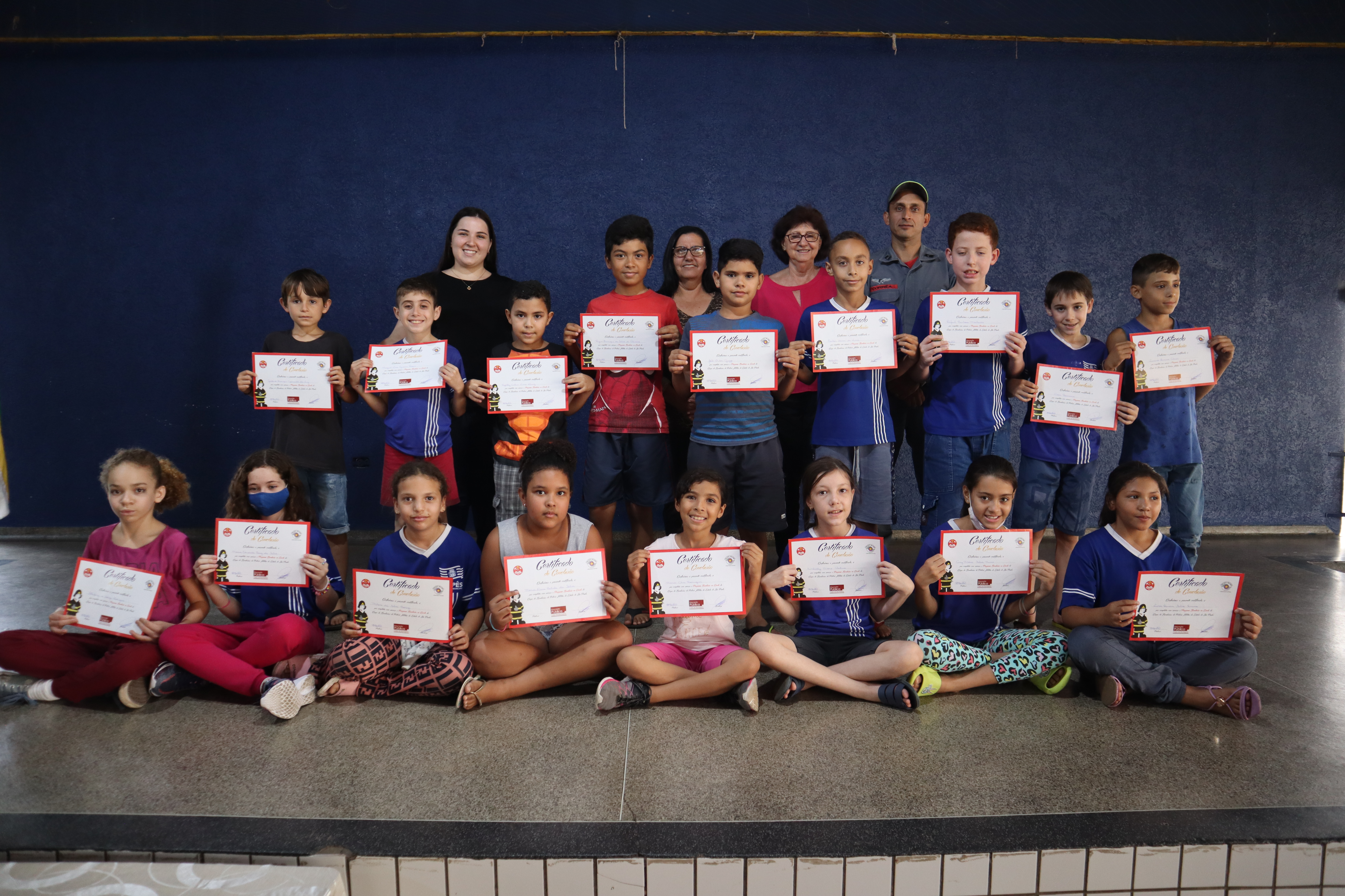 Alunos posam para foto com os certificados - Foto: Henrique Alonso