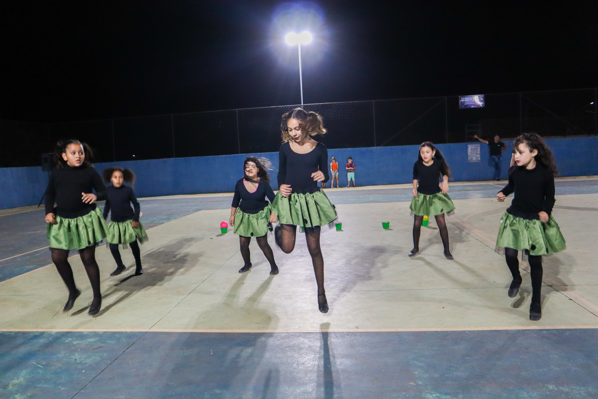Alunas do projeto Criança apresentando a dança na primeira noite da Virada Cultural - Foto: Carina Costa