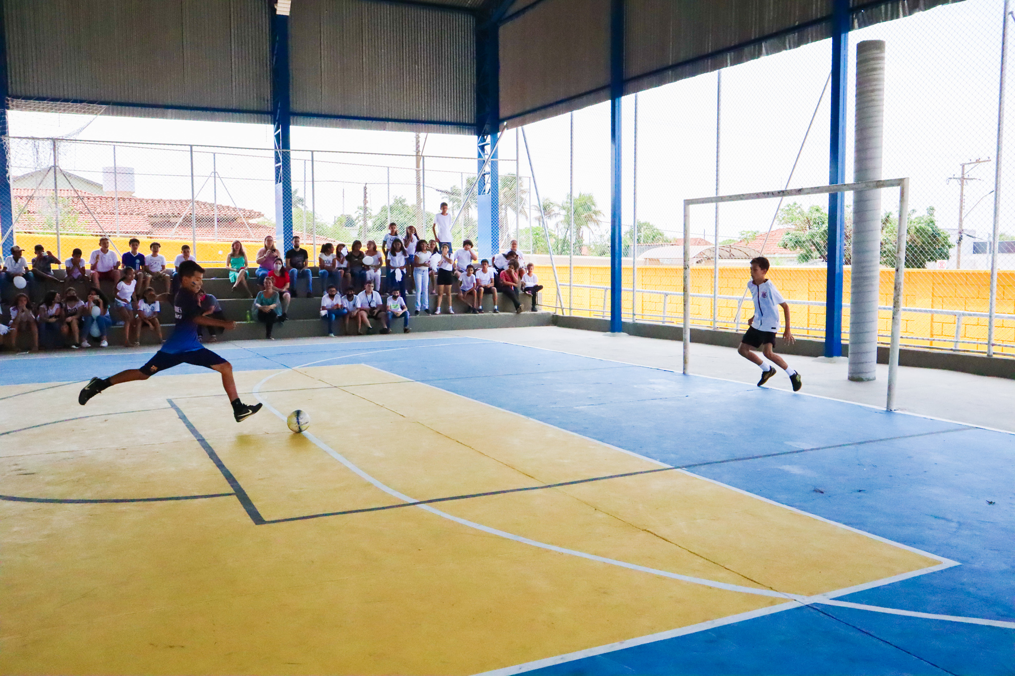 Alunos jogando Futebol durante a gincana - Foto: Carina Costa