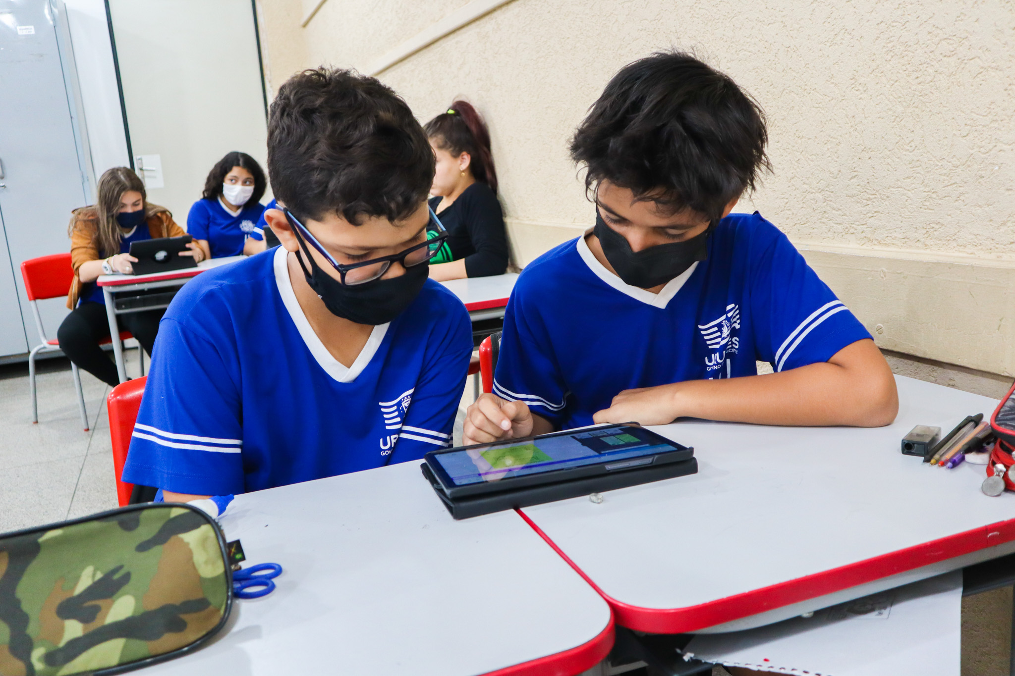 Alunos do Sétimo Ano D da Escola Athayr da Silva Rosa em aula utilizando Tablets - Foto: Carina Costa