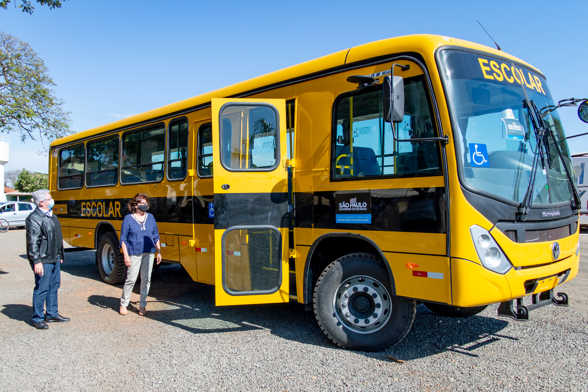 Prefeito e Secretária de Educação recebem novo ônibus. Foto: Luís Fernando da Silva / Prefeitura Municipal de Urupês