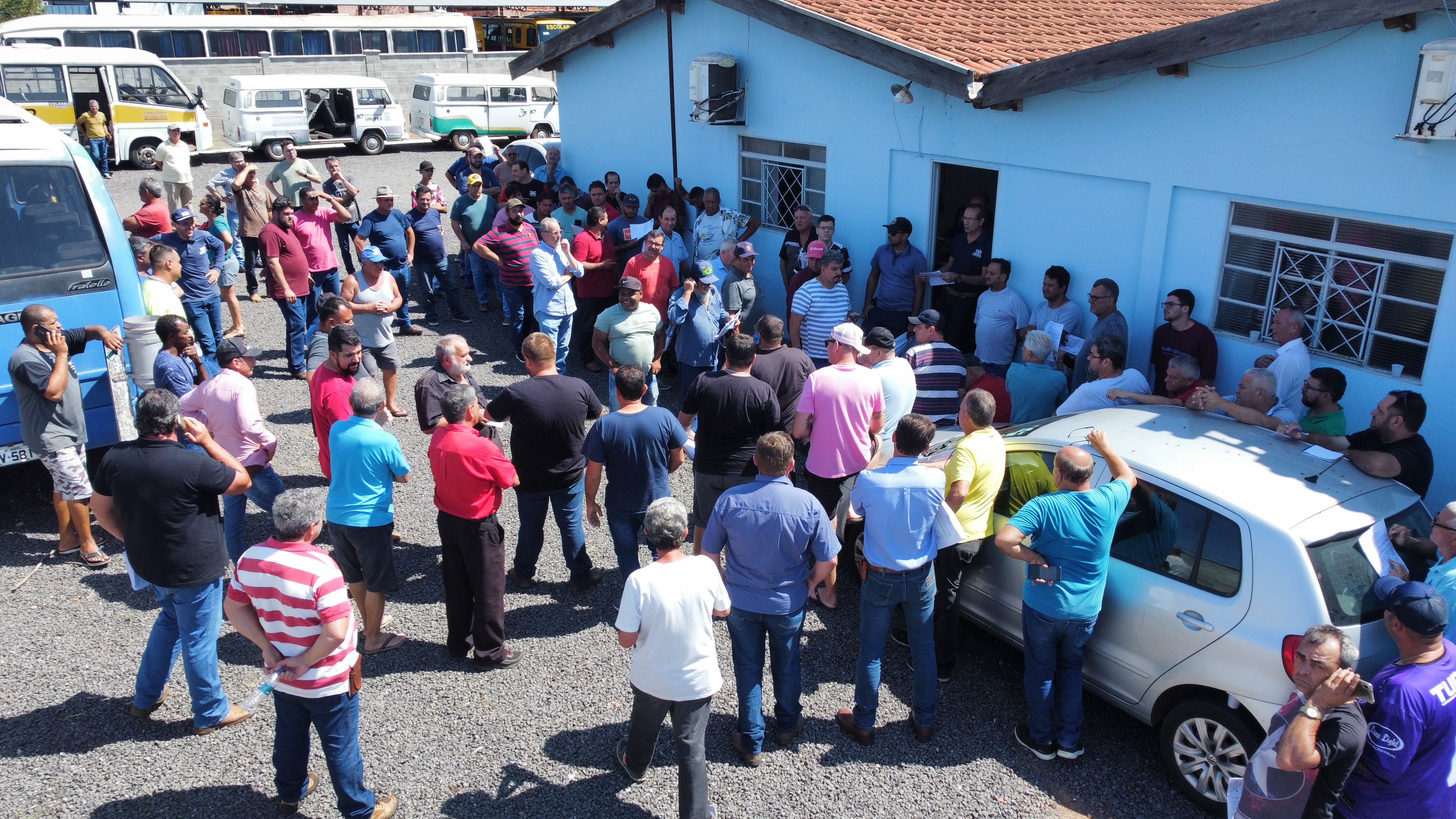 Multidão de licitantes esteve presente para arrematar os 16 itens. Foto: Luís Fernando da Silva / Prefeitura de Urupês.