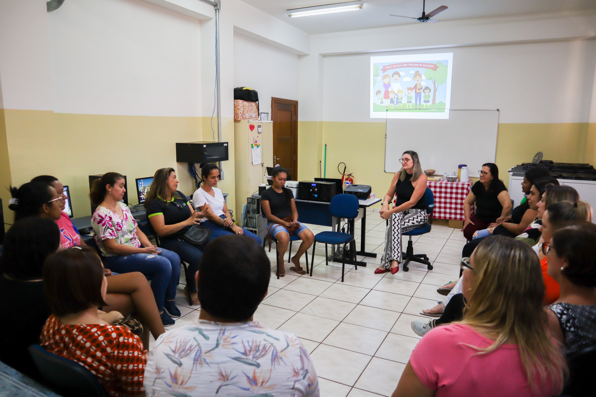 Reunião de pais e professores com a Terapeuta Ocupacional Amanda Maria Carnelossi Ferraz sobre Educação Inclusiva - Foto: Carina Costa