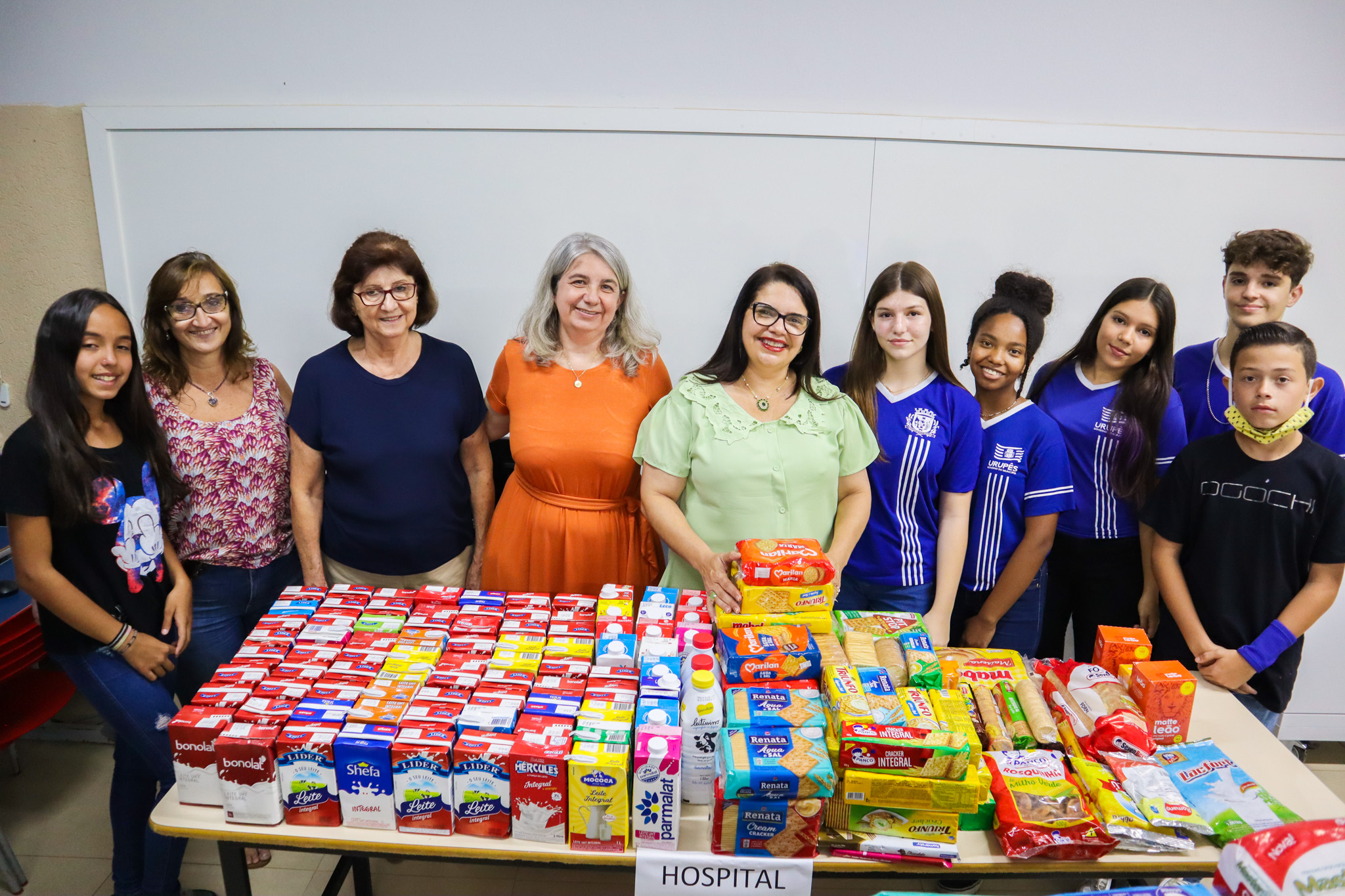 Diretora de Educação, as doações, alunos e professores da escola Athayr da Silva Rosa e Secretária de Saúde do município Cristina Camargo