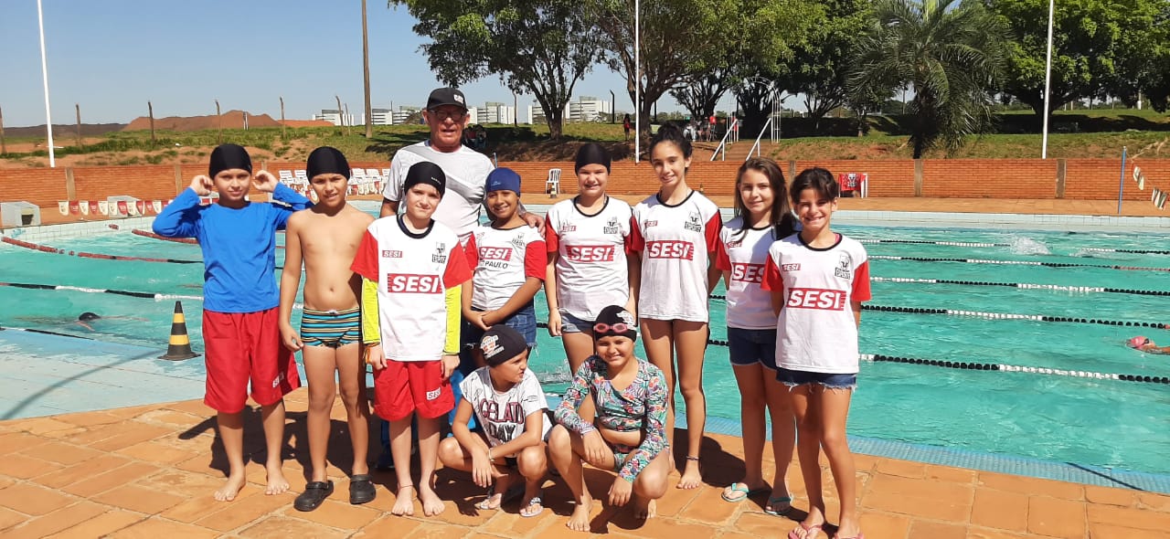 Atletas mirins urupeenses no Festival do SESI em Rio Preto dia 05/11 com o professor Tião - Imagem Divulgação