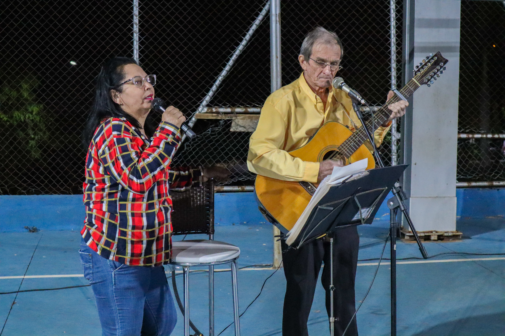 Cantores urupeenses Angela e Iá em apresentação na segunda noite da virada cultural no bairro boa vista em Urupês