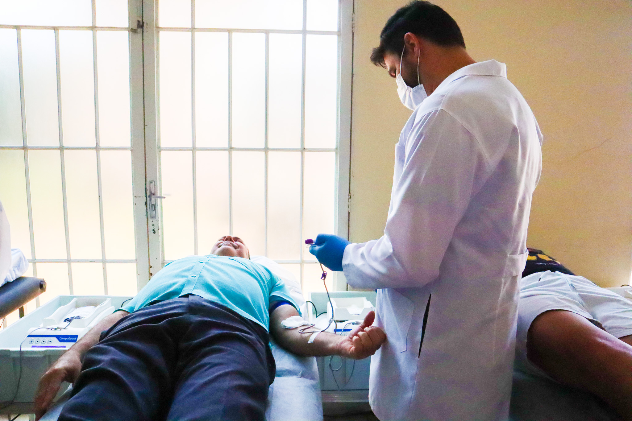 Homem doa Sangue em Urupês na ação do sábado dia 12/11/2022 - Enfermeiro do Hemonúcleo de Jaú realizando a Coleta - Foto: Carina Costa