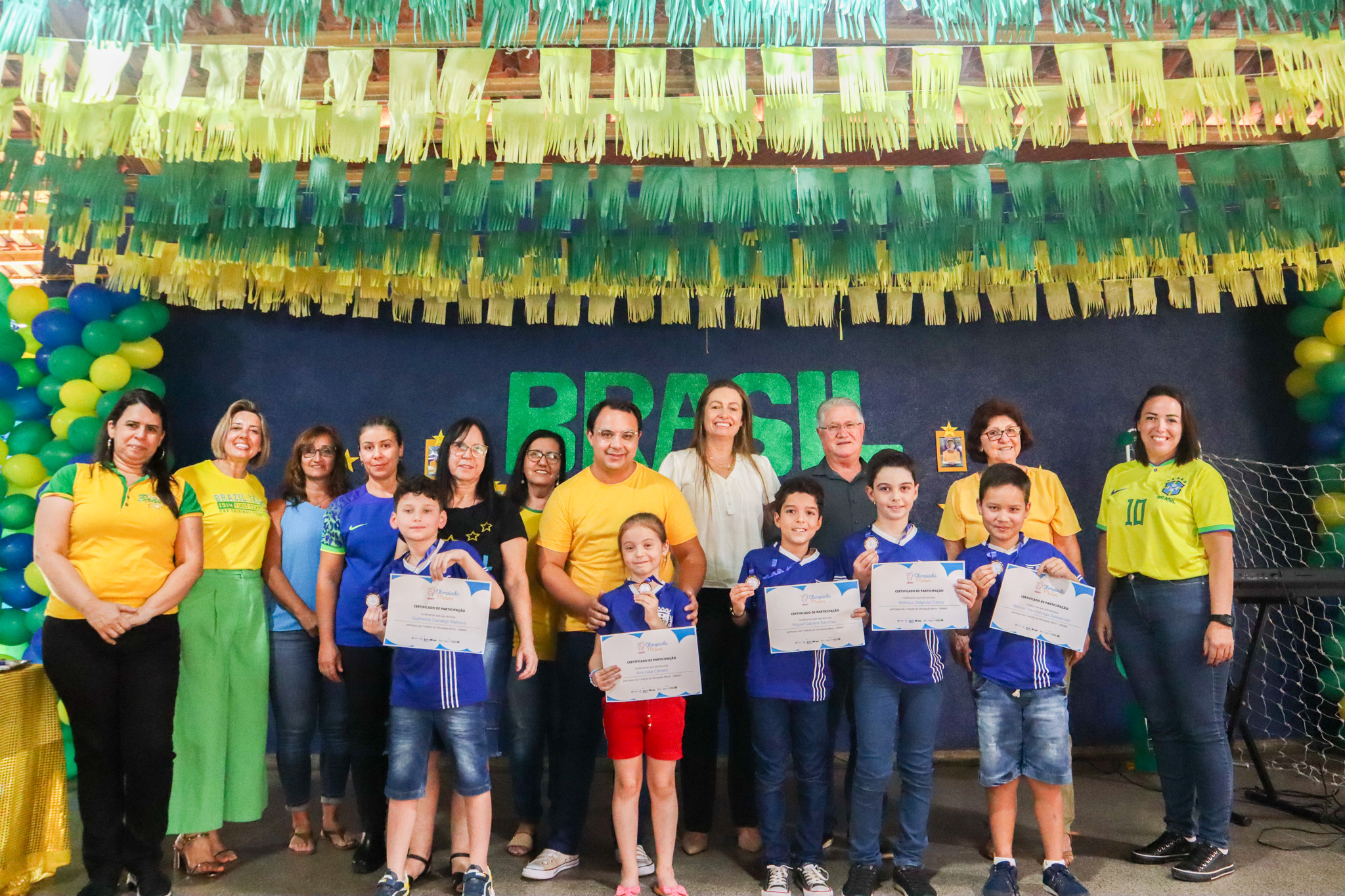 Alunos Premiados na cerimônia da escola Maria da Glória em Urupês, Professores, Prefeito Bica e Presidente da Câmara Eliandra Mazali - Foto: Carina Costa