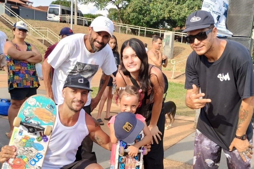 Alunos do Professor Rick, de Urupês e profissionais do Skate no campeonato de Skate em Colina-SP. Imagem Divulgação