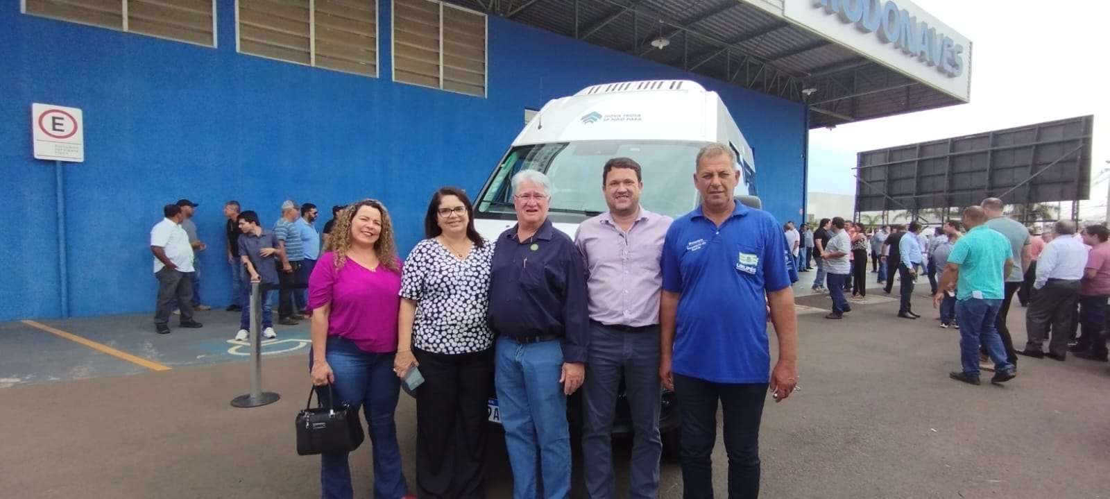 Prefeito Bica Greggio, Diretora de Saúde Cristina Camargo, Diretor de Meio Ambiente Lauriston, vereadora Zildinha e motorista José Luís em Bauru - Cerimônia para receber a Van da Saúde - Imagem Divulgação