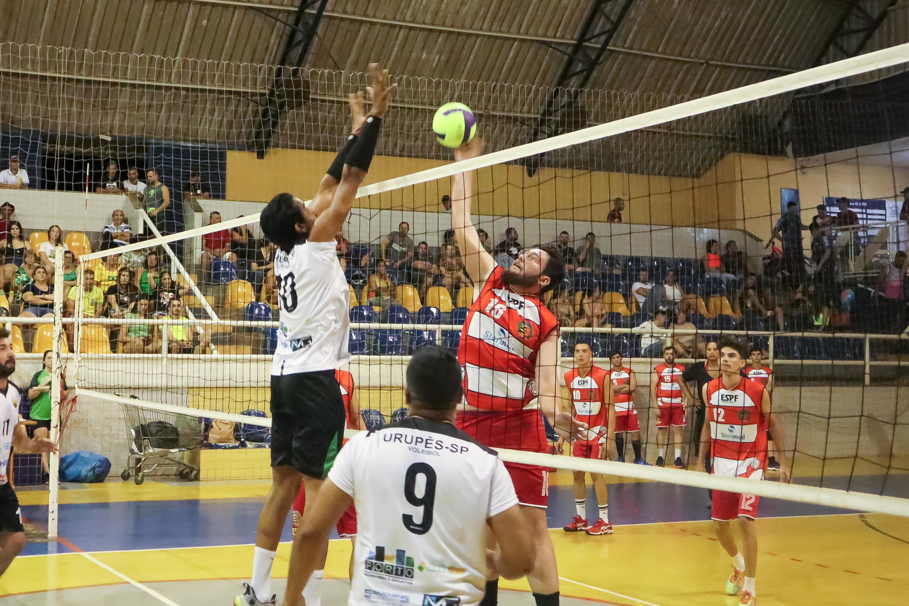 Equipe masculina de vôlei (uniforme branco) vence Cedral por 2 sets a 0. Foto: Luís Fernando da Silva