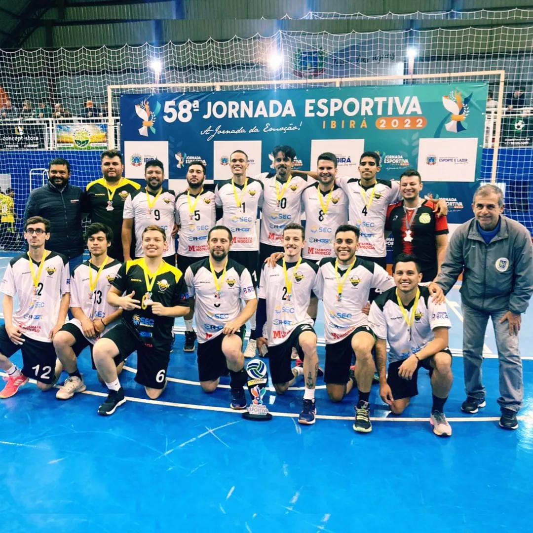 Time de vôlei Masculino Adulto de Urupês na final da Jornada de Ibirá - Venceram em todos os 12 jogos - e nesse dia 2x1 contra POTY