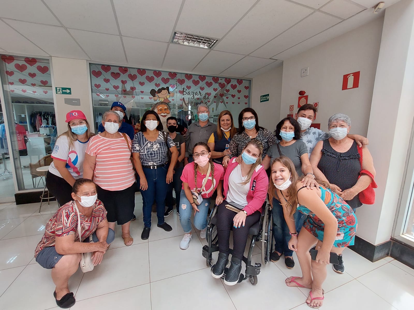 Equipe de Saúde, pacientes da Arteterapia, Diretora de Saúde Cristina Camargo, Prefeito Bica em Barretos na entrega dos artesanatos - Imagem Divulgação