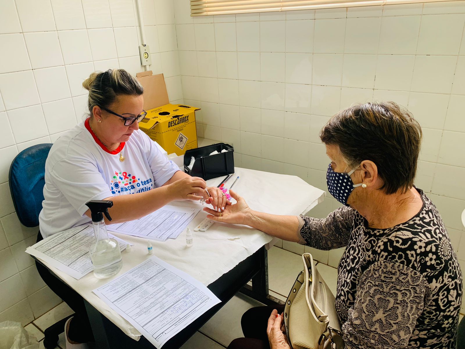 Enfermeira Elisangela Palhares realizando o Teste Rápido de Sífilis e HIV em paciente de São João de Itaguaçu - Imagem Divulgação