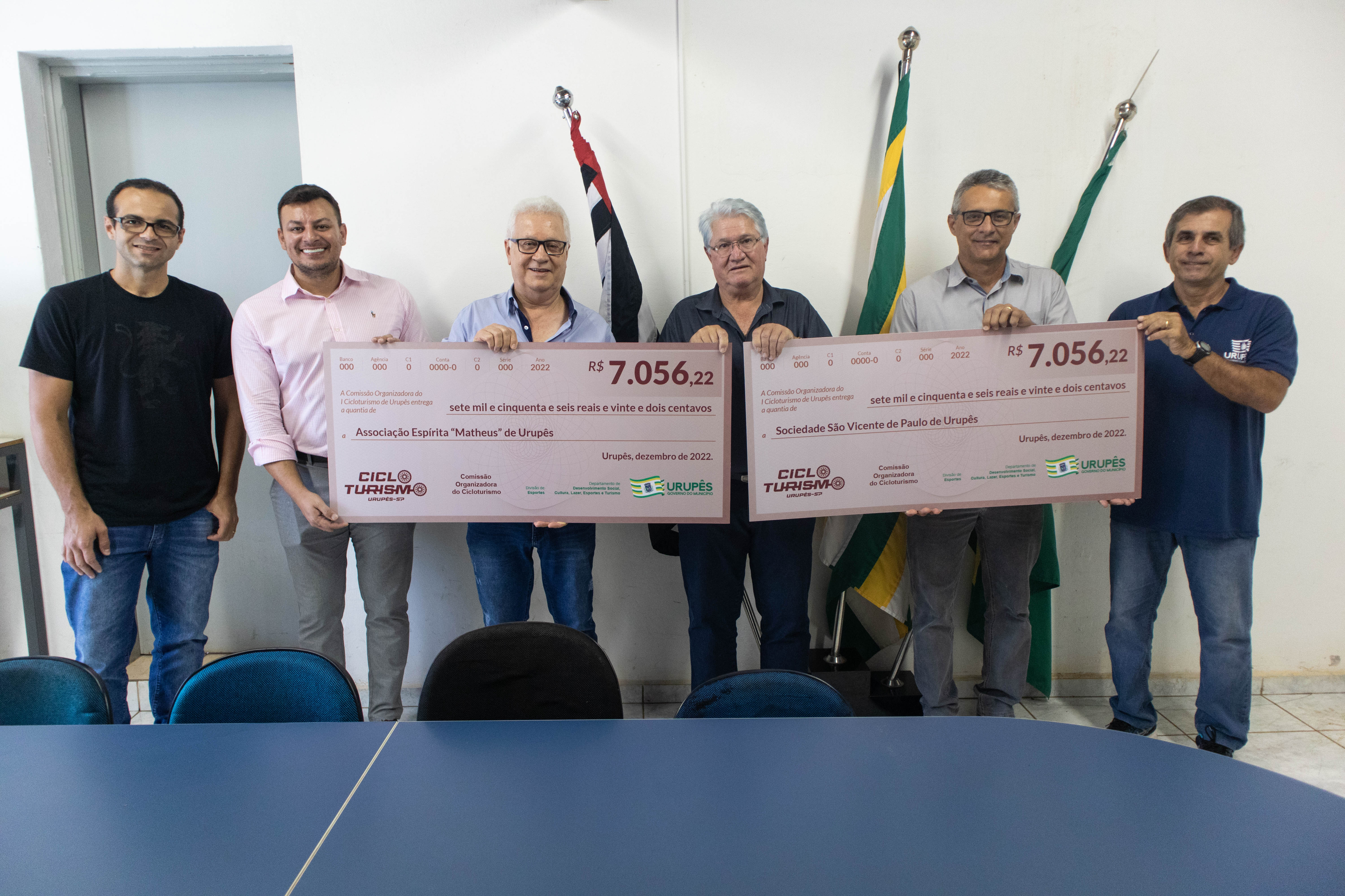 Representantes recebem cheque de doação no valor de R$ 7.056,22. Foto: Luís Fernando da Silva / Prefeitura de Urupês