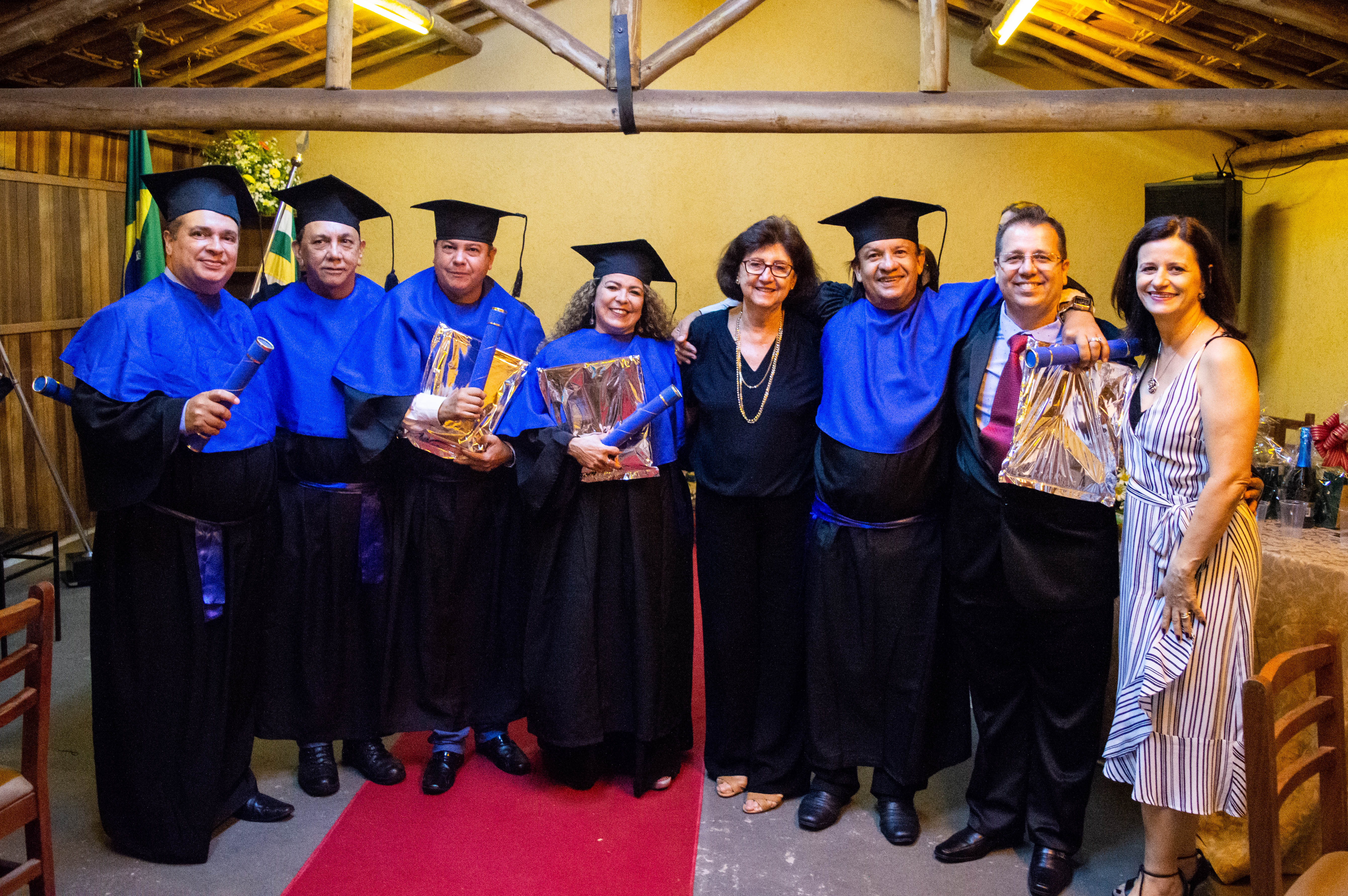 Formandos participantes da Colação de Grau e Formatura Univesp 2022, Cleudia Etruri Diretora de Educação, Clemerson Clápis Orientador da Univesp e Susy Paschoal Diretora do Colégio Chafik Saab - Foto: Henrique Alonso Camilo