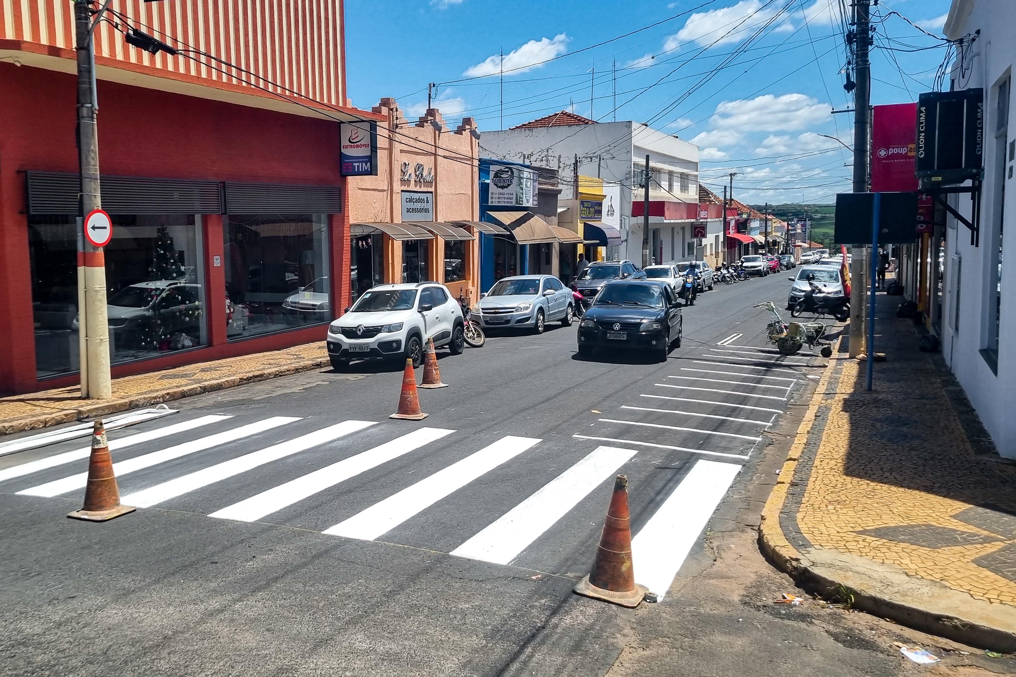 Imagem mostra nova área para estacionamento de motos e faixa de pedestres. Foto: Luís Fernando da Silva / Prefeitura Municipal de Urupês.