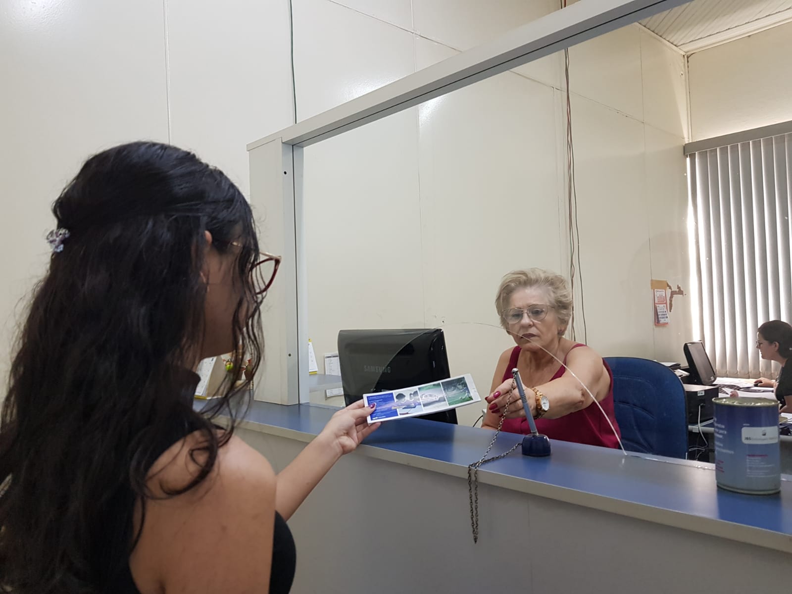 Moradora de Urupês realizando o pagamento do IPTU na Tesouraria com a funcionária Cleuza - Foto: Carina Costa