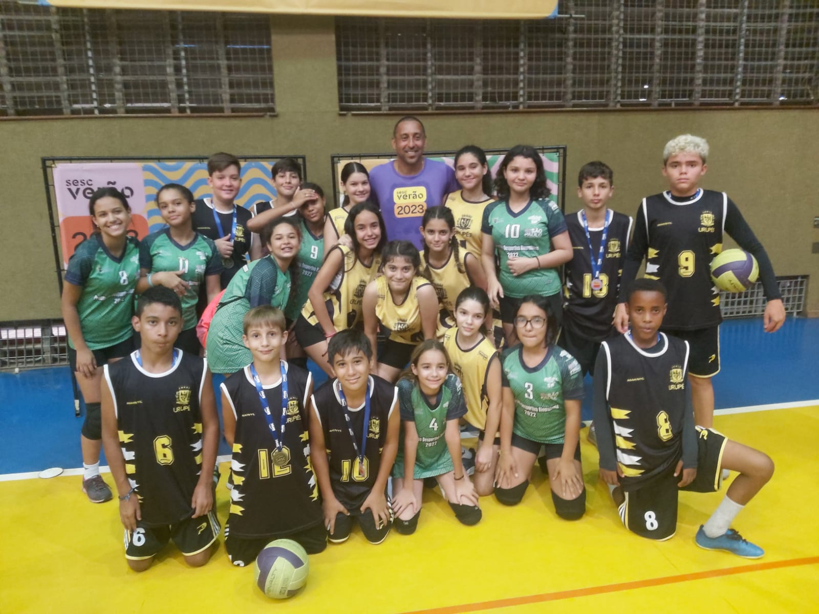 Alunos de vôlei se encontram com bicampeão Olímpico Seginho 