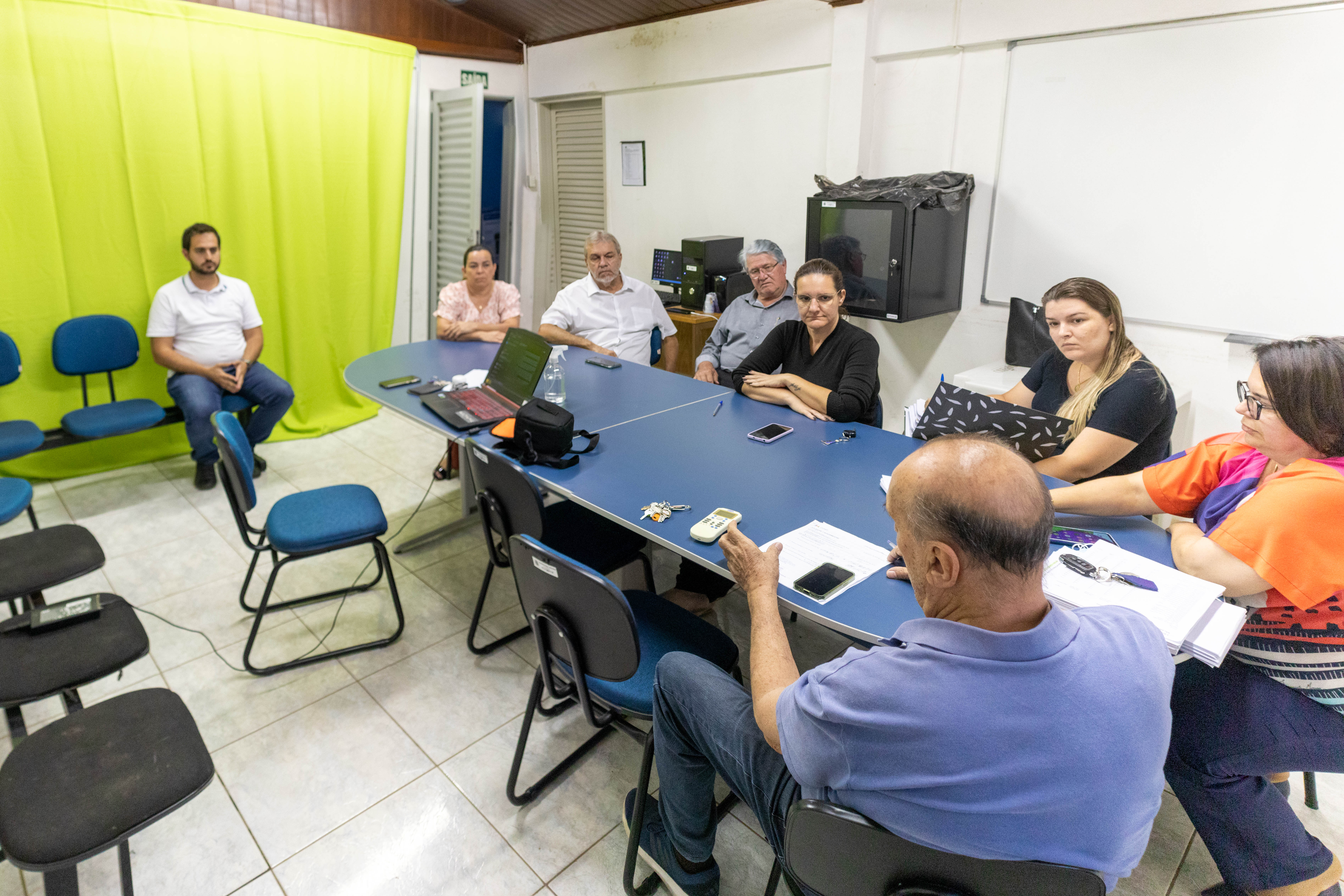 Reunião aconteceu na Sala de Reuniões do paço municipal. Foto: Luís Fernando da Silva / Prefeitura de Urupês.