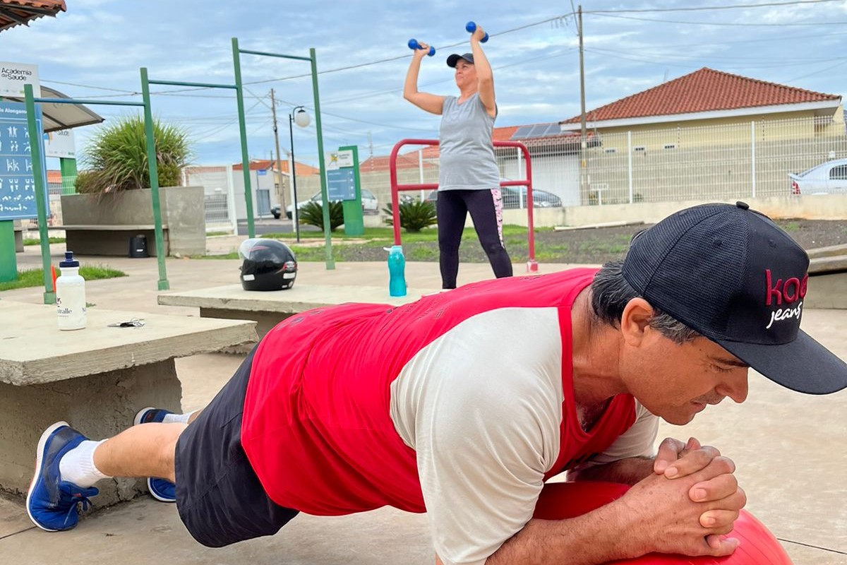 Participantes movimentam-se utilizando pesos e aparelhos da própria Academia da Saúde ou até mesmo o peso do próprio corpo. Foto: Divulgação / Lara Casagrande.