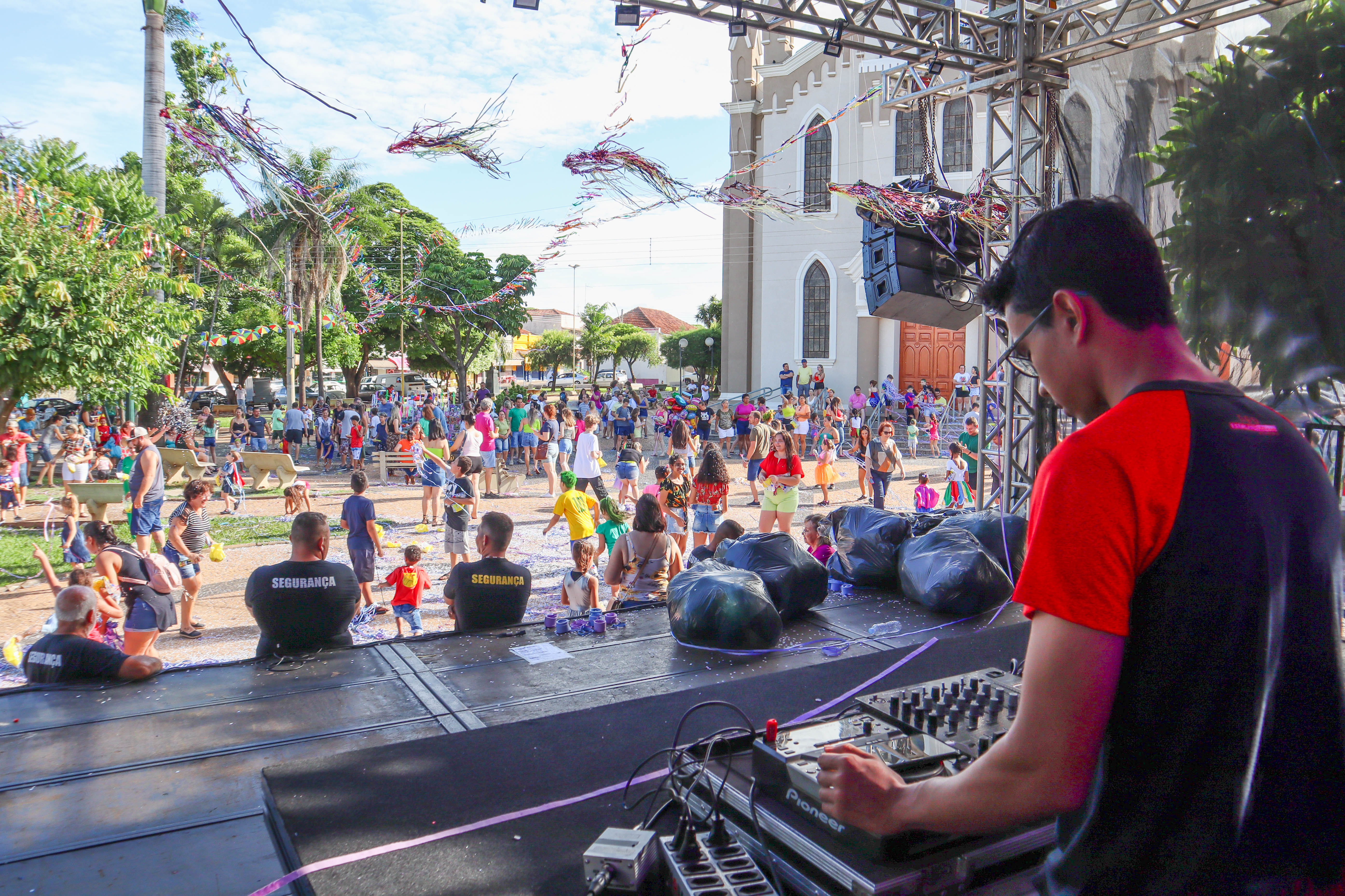 Crianças curtem uma tarde de matinê na praça central. Foto: Thomas Volpato Moutropoulos